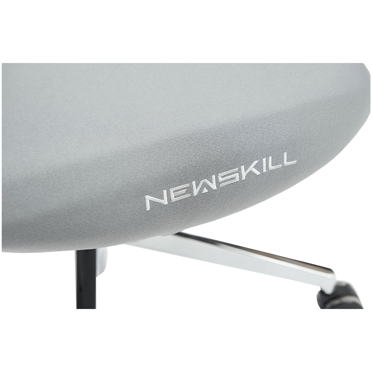 Silla gris con logo "NEWSKILL" en el asiento y base metálica.