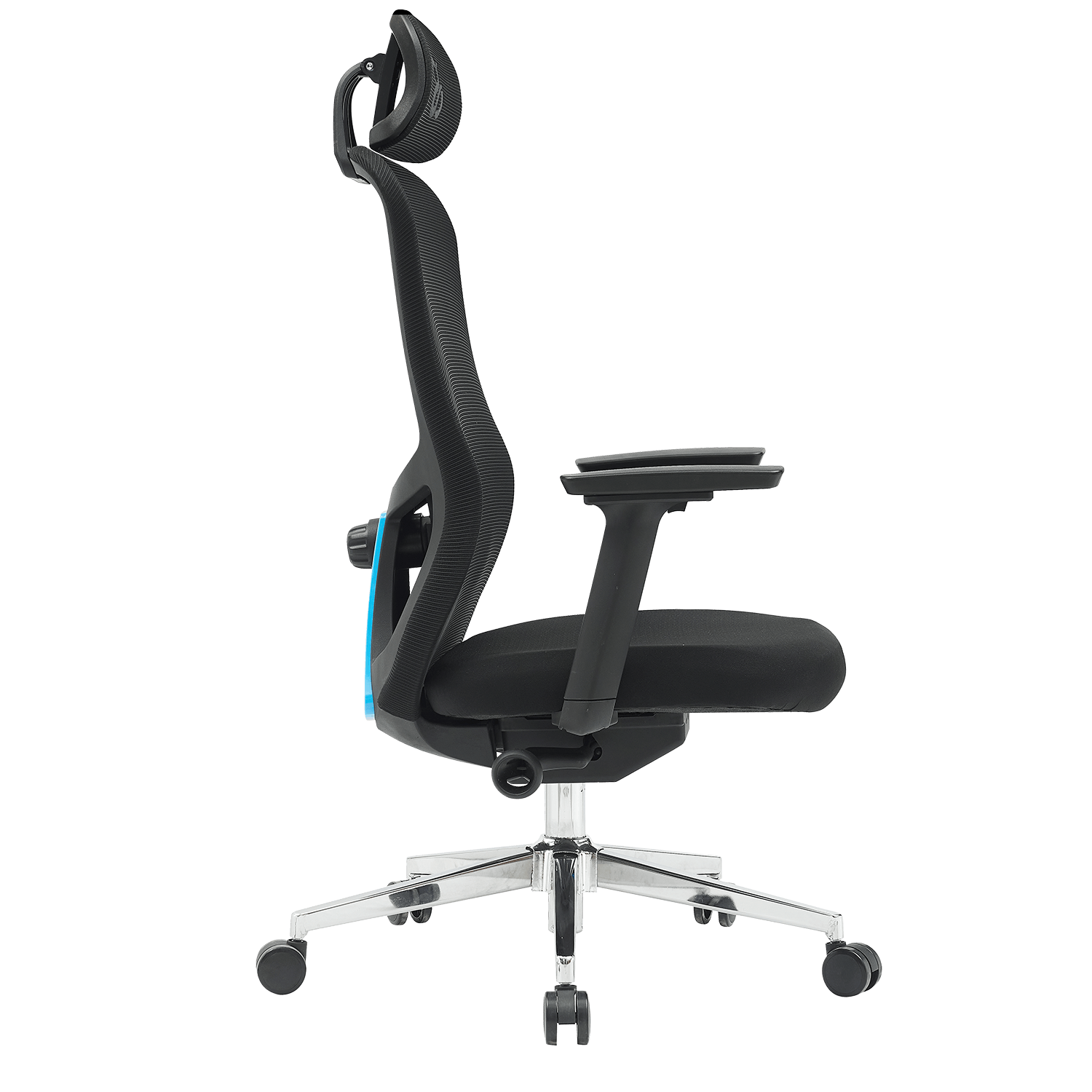 Una silla de oficina negra con respaldo de malla, reposacabezas ajustable y detalles azules.