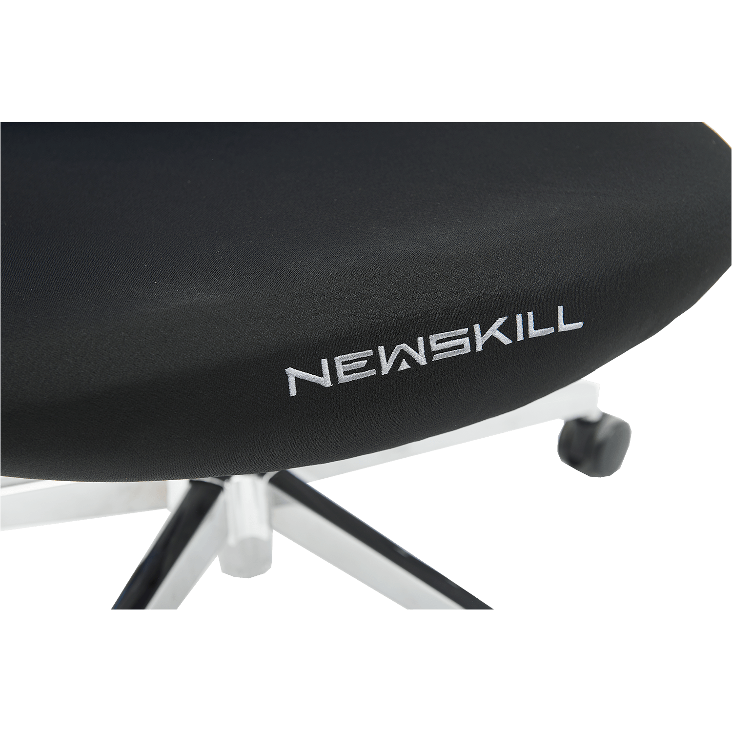 Silla de oficina negra con logo blanco "NEWSKILL" en el asiento.