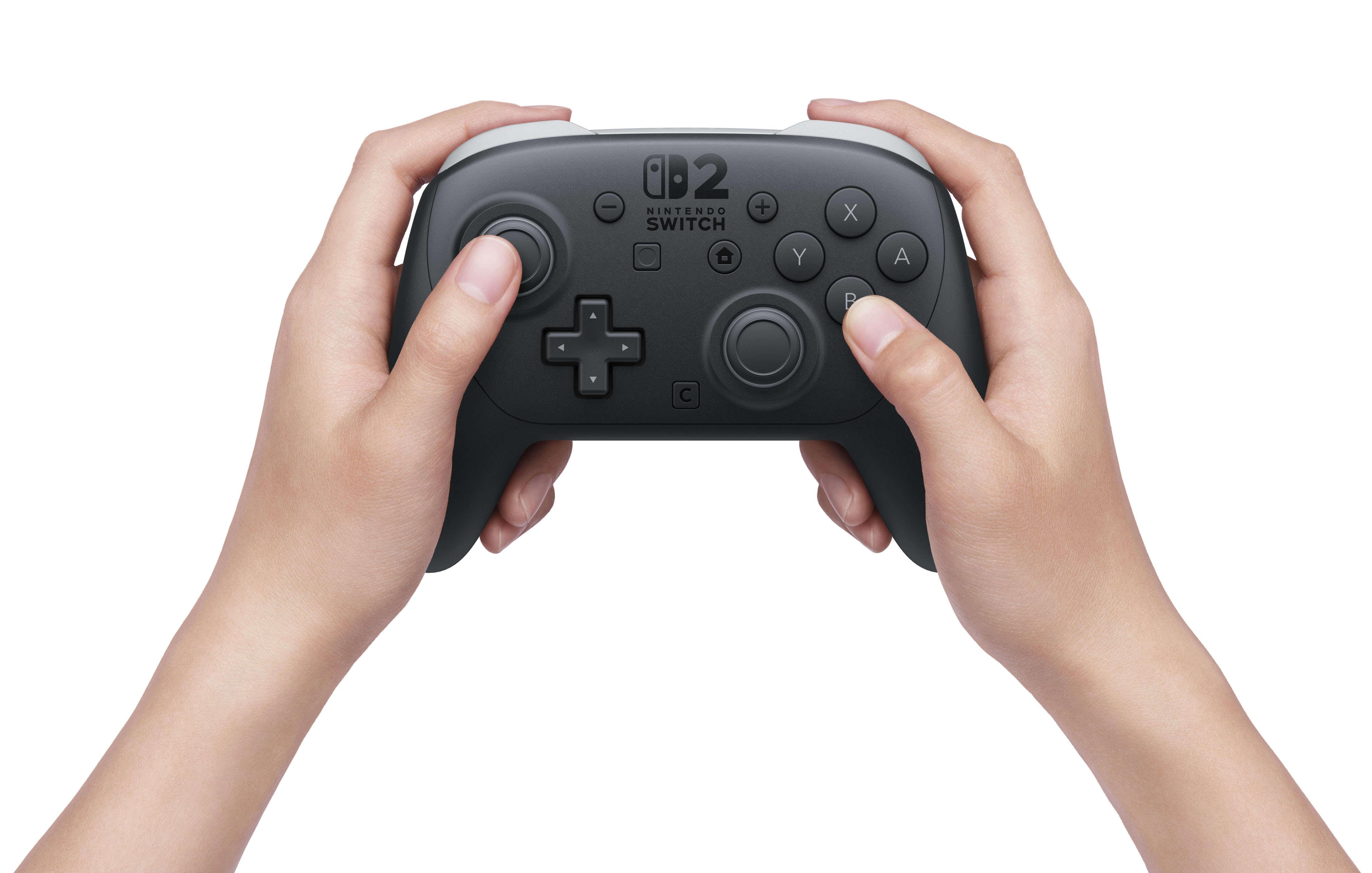 Eller beyaz vurgulu siyah bir Nintendo Switch Pro kontrolcüsünü tutuyor.