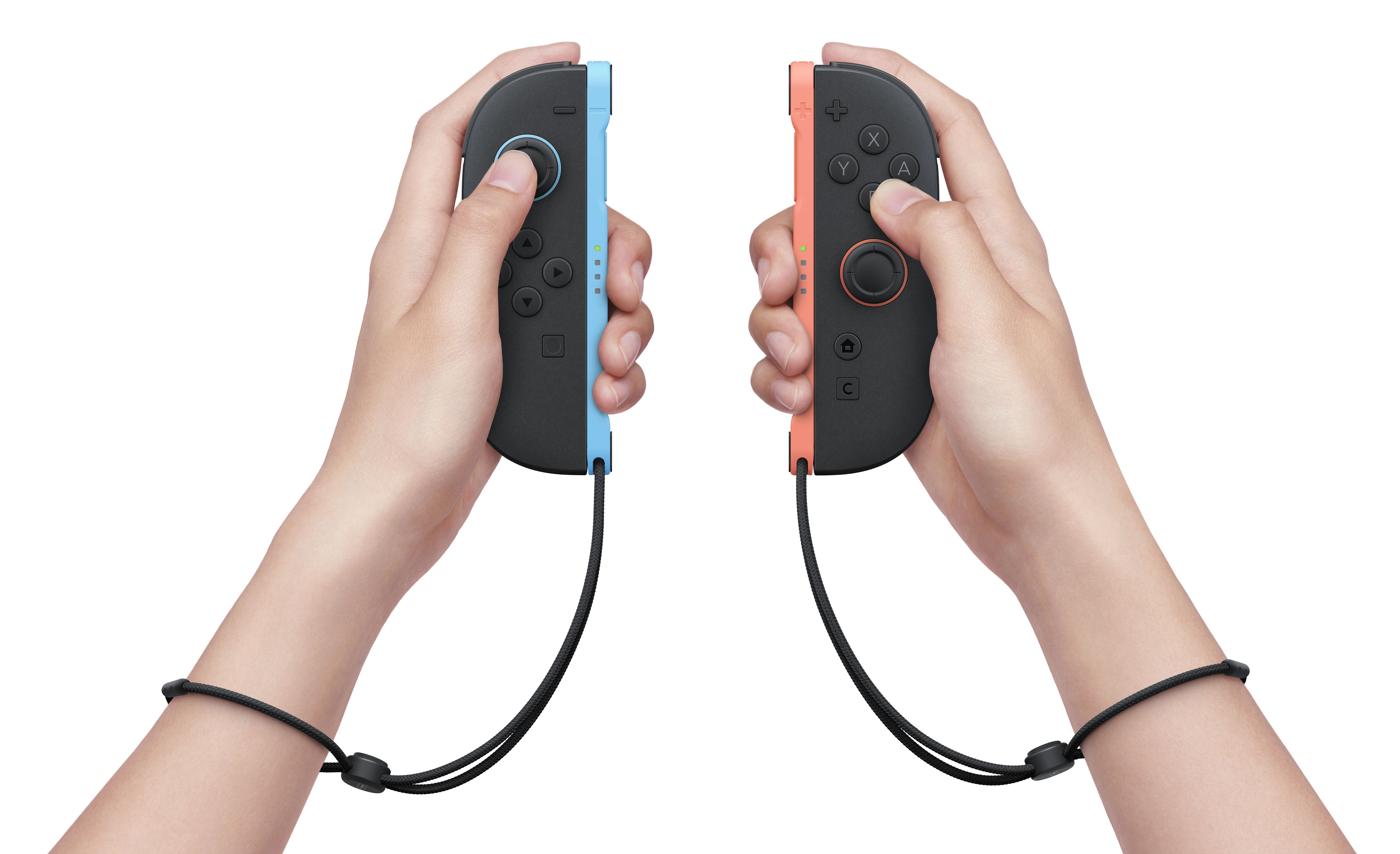 İki el, bir mavi bir turuncu Joy-Con kumandasını, bilek kayışlarıyla tutuyor.