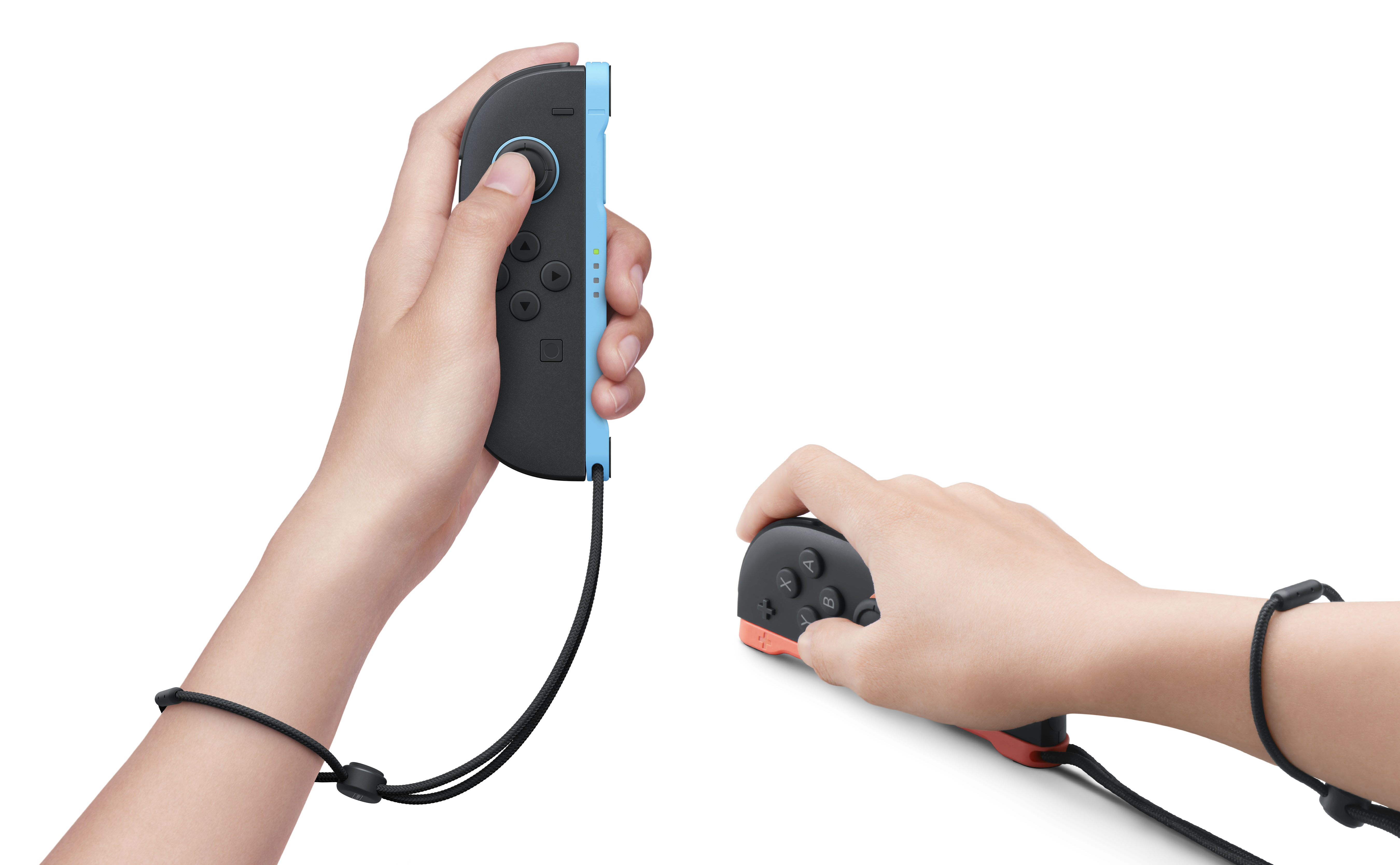 İki el, bilek kayışlı, biri mavi, diğeri kırmızı Nintendo Switch Joy-Con kontrolcüler tutuyor.