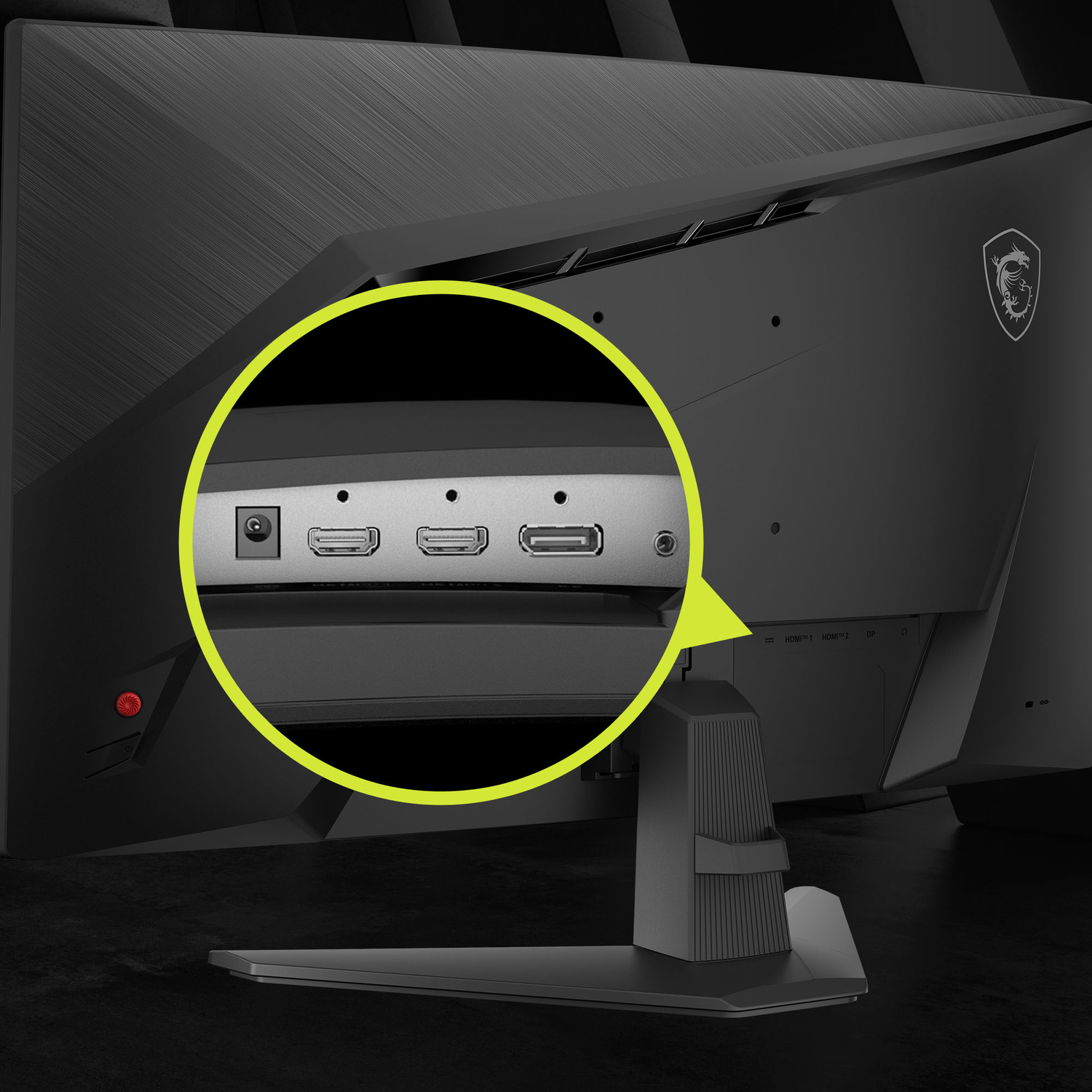 Primo piano delle porte del monitor: alimentazione, 2 HDMI, 1 DisplayPort. Finitura nero opaco.
