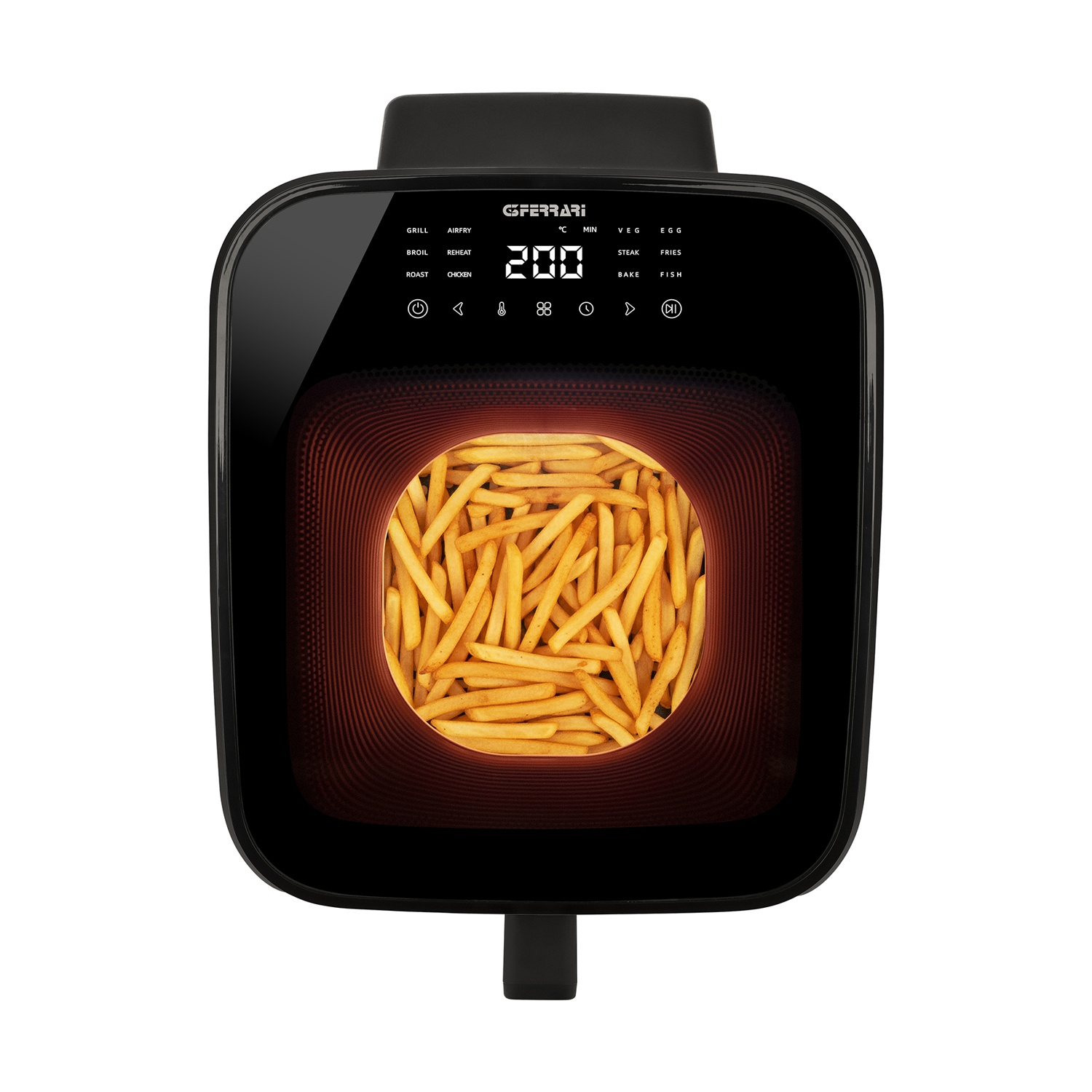 Una friggitrice ad aria nera con patatine fritte dorate all'interno.