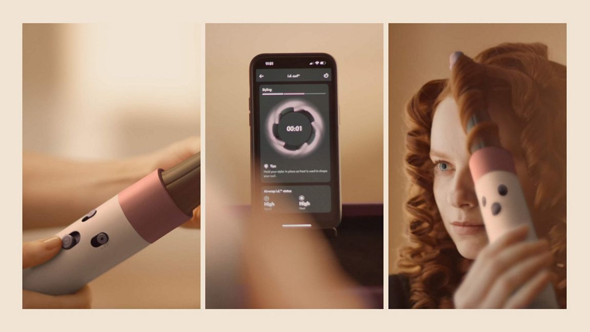 Una mano tiene un arricciacapelli. Uno smartphone mostra un'app di styling. Una donna dai capelli rossi usa l'arricciacapelli.