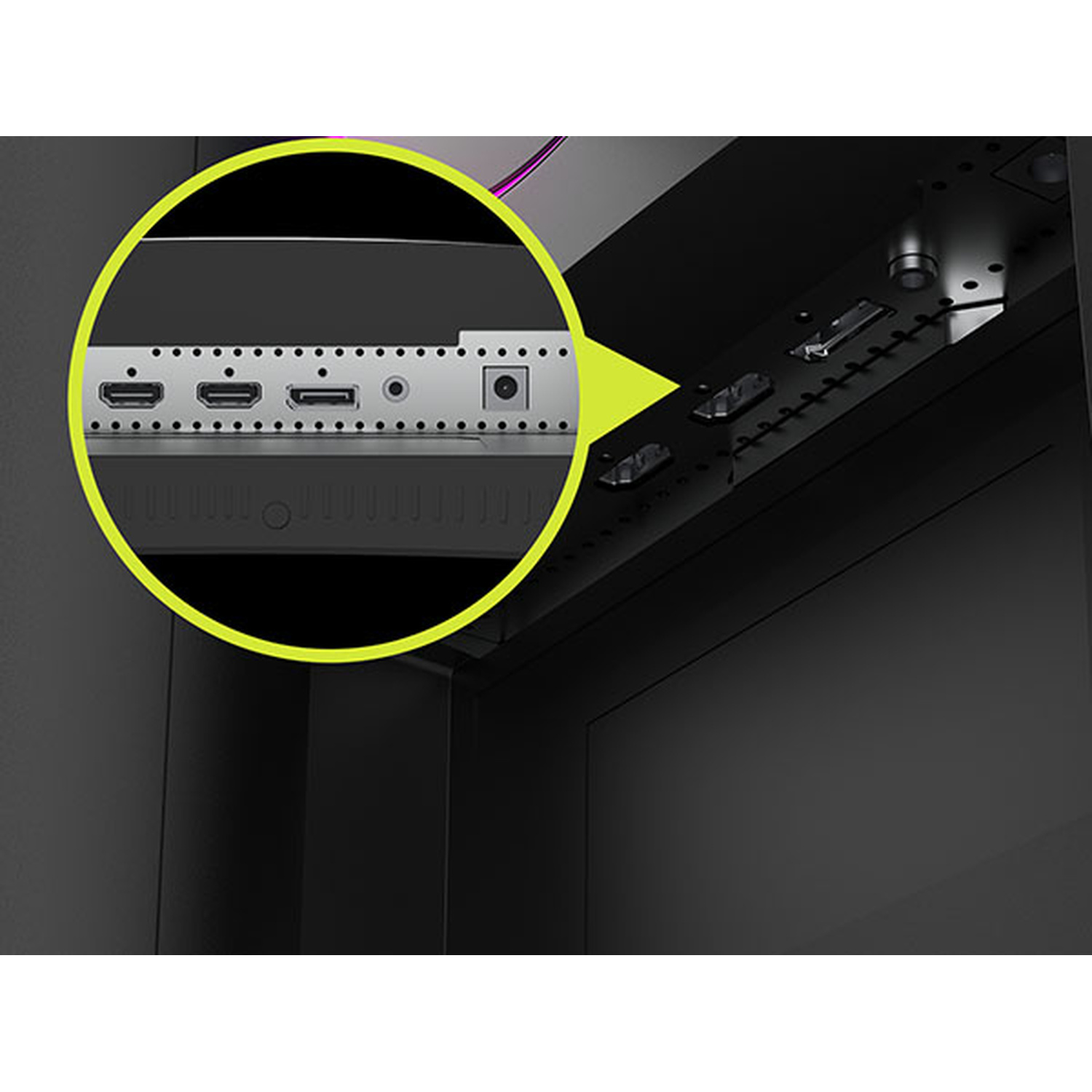Primo piano delle porte: 3x HDMI, 1x audio, 1x alimentazione.