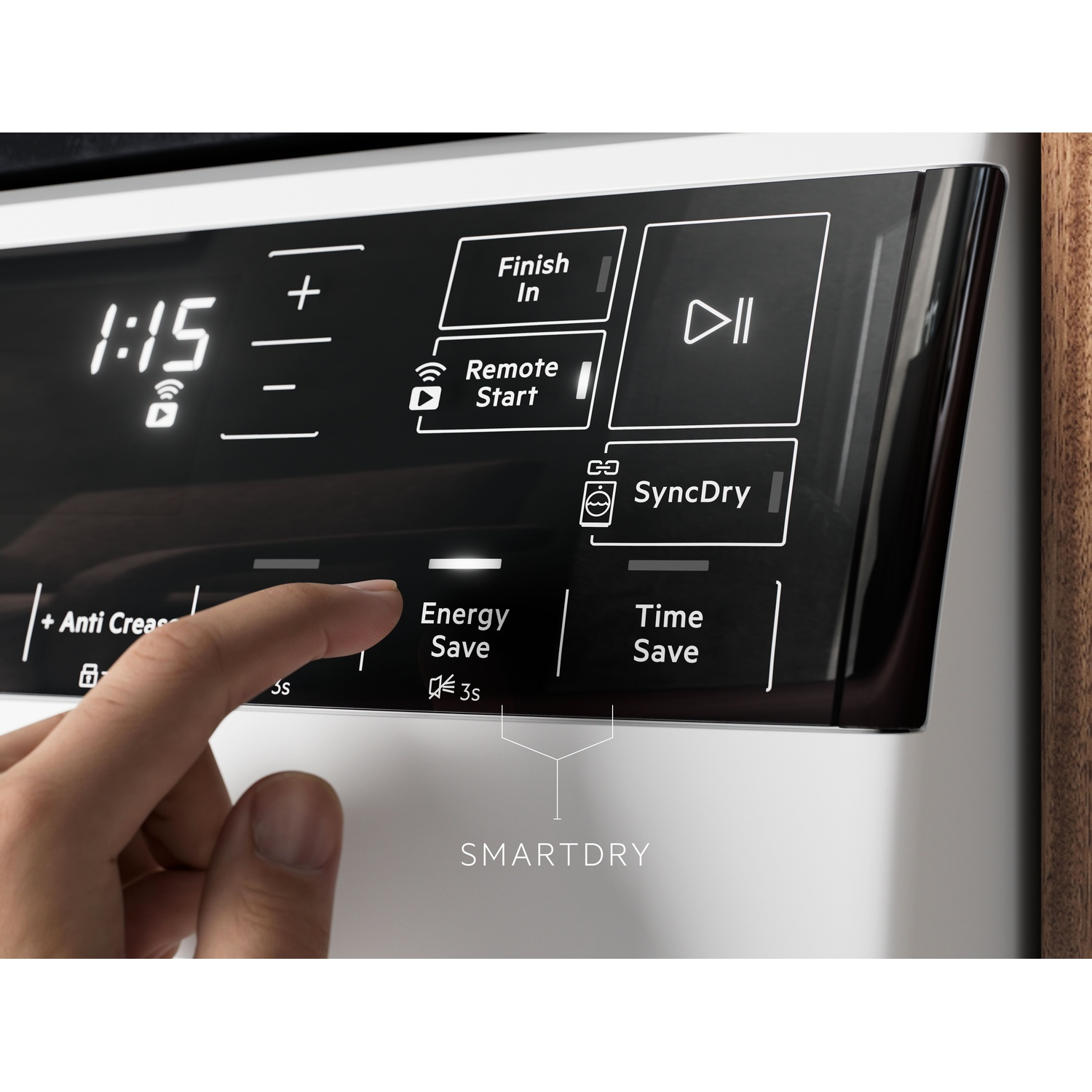 Un dito preme il pulsante "Energy Save" su un pannello di controllo digitale.