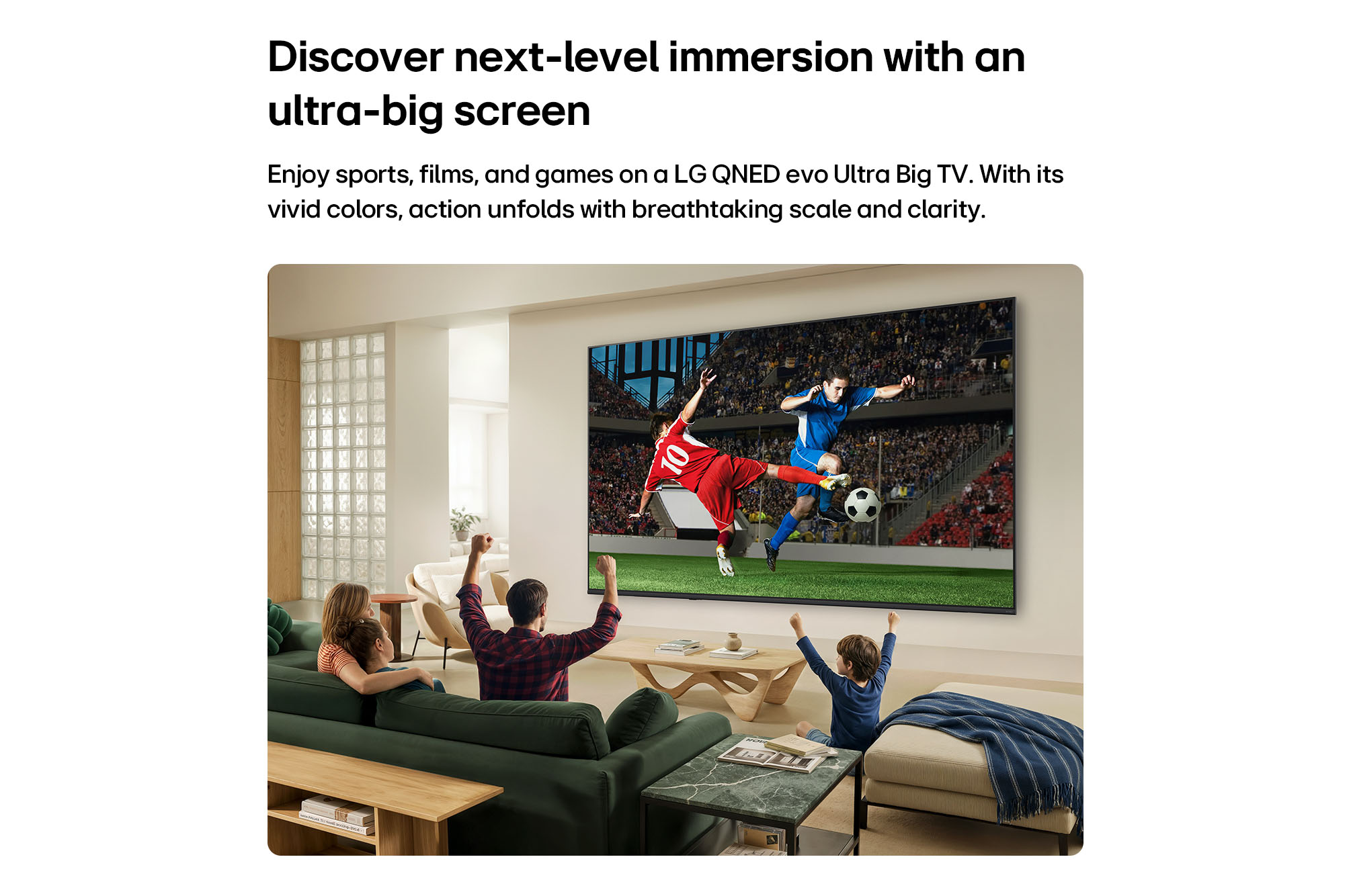 Famiglia guarda il calcio su un enorme TV LG QNED.