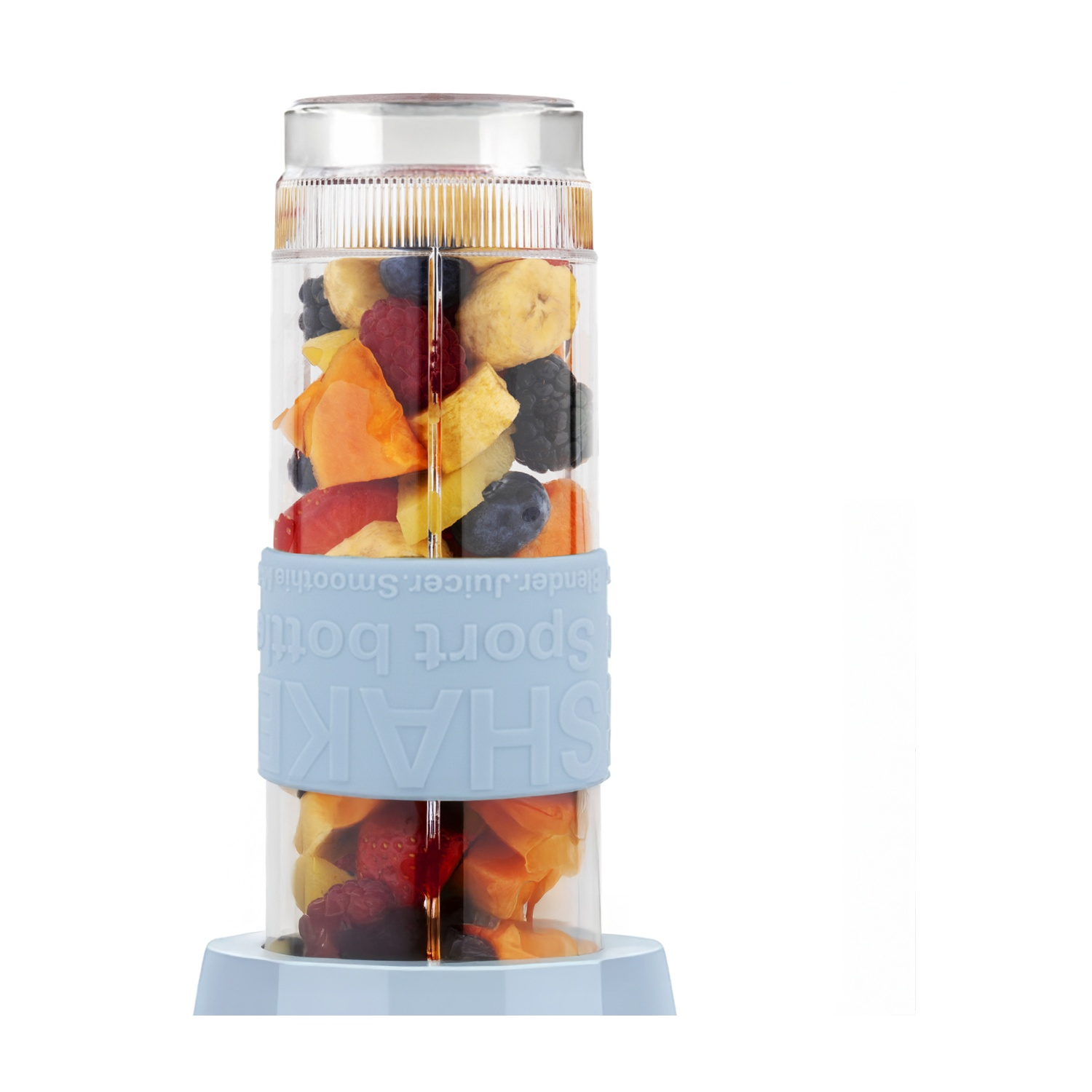 Un contenitore trasparente riempito con pezzi di frutta colorati come banane, bacche e papaya.