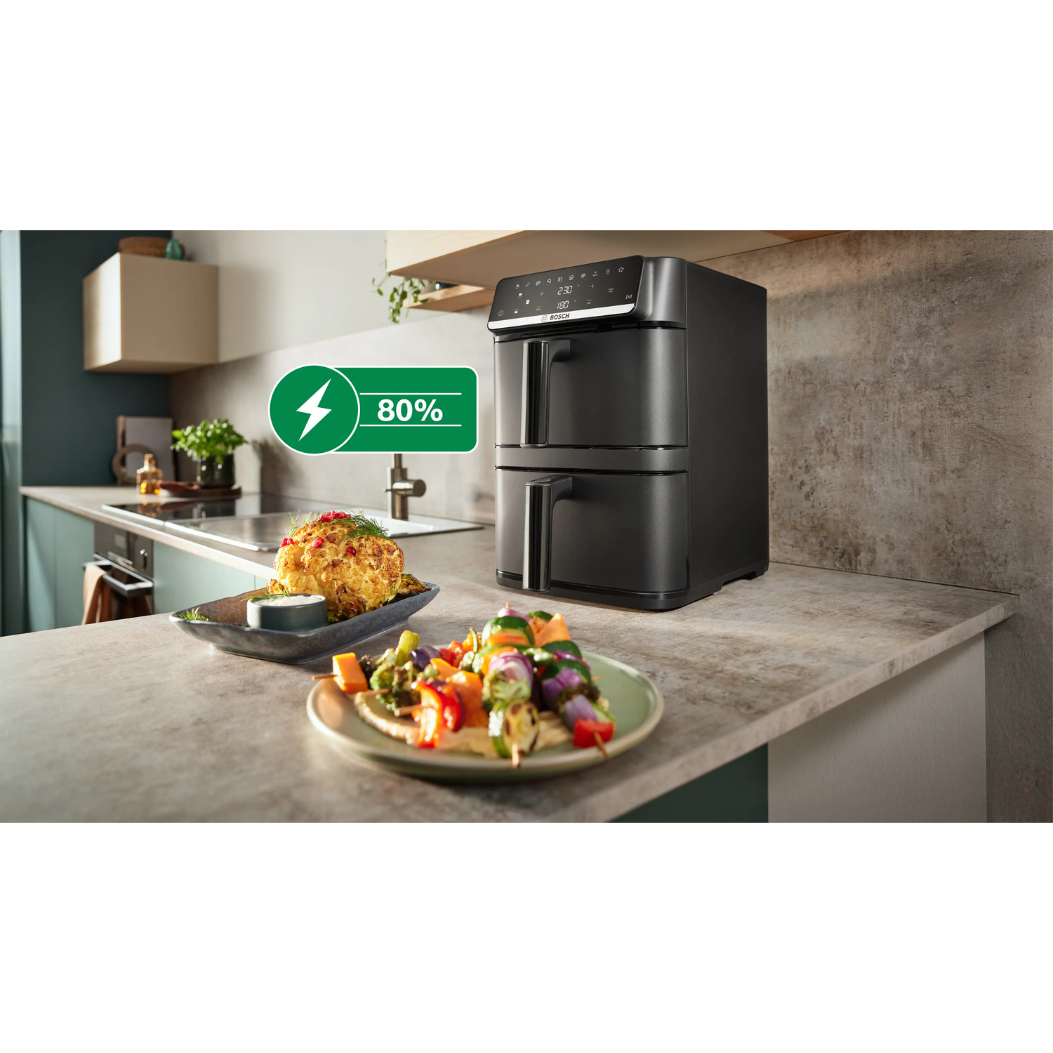 Friggitrice ad aria nera in cucina con cavolfiore arrosto e spiedini di verdure.