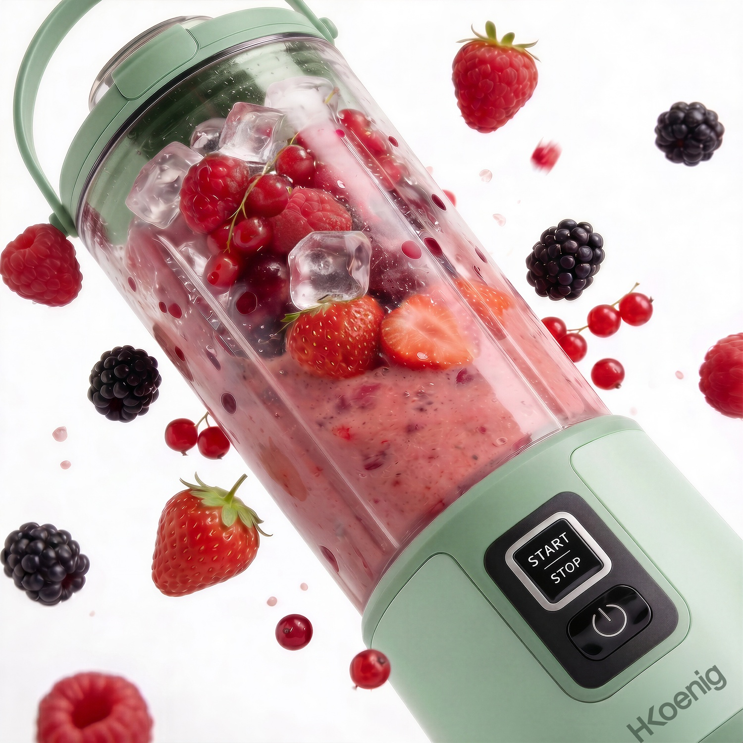 Un frullatore verde con bacche e cubetti di ghiaccio, che prepara un frullato.