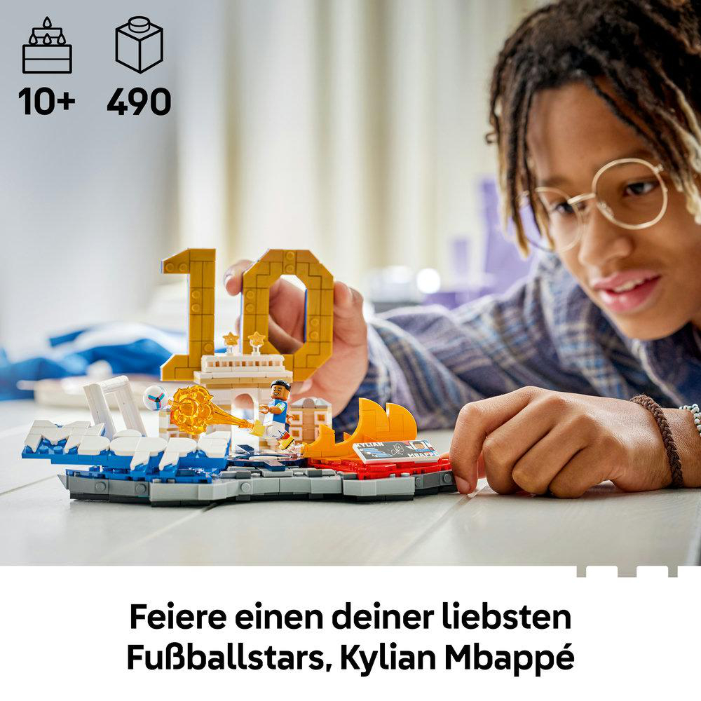 Lego-Set mit Kylian Mbappé und der Zahl 10, das ein Kind hält.