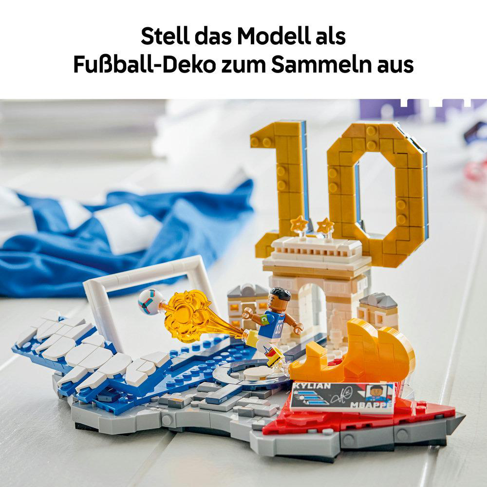 Lego-Modell eines Fußballspielers, der vor dem Arc de Triomphe schießt. Dekoration.