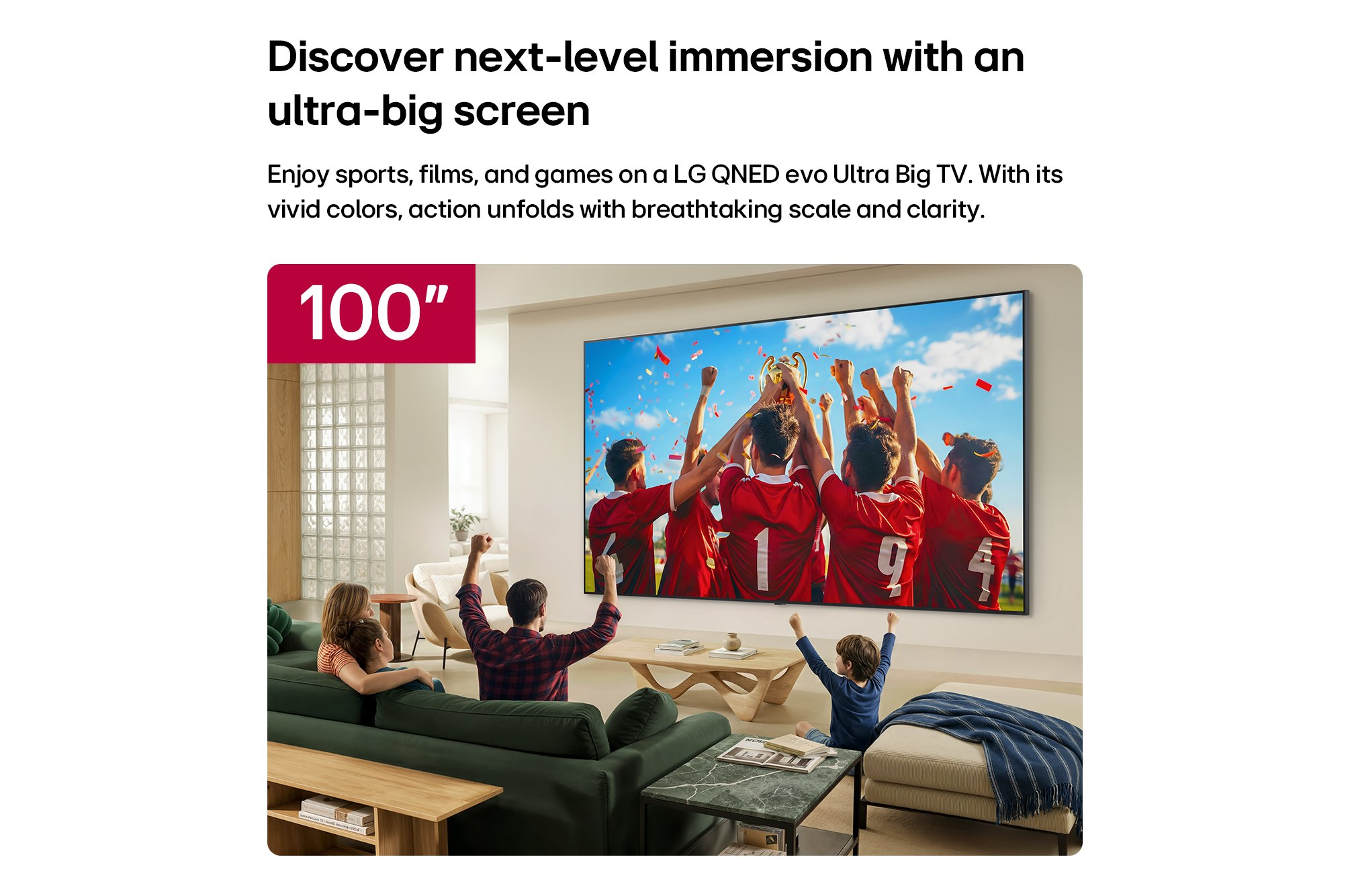Une famille regarde une immense télévision montrant une équipe de football tenant un trophée, confettis tombant.