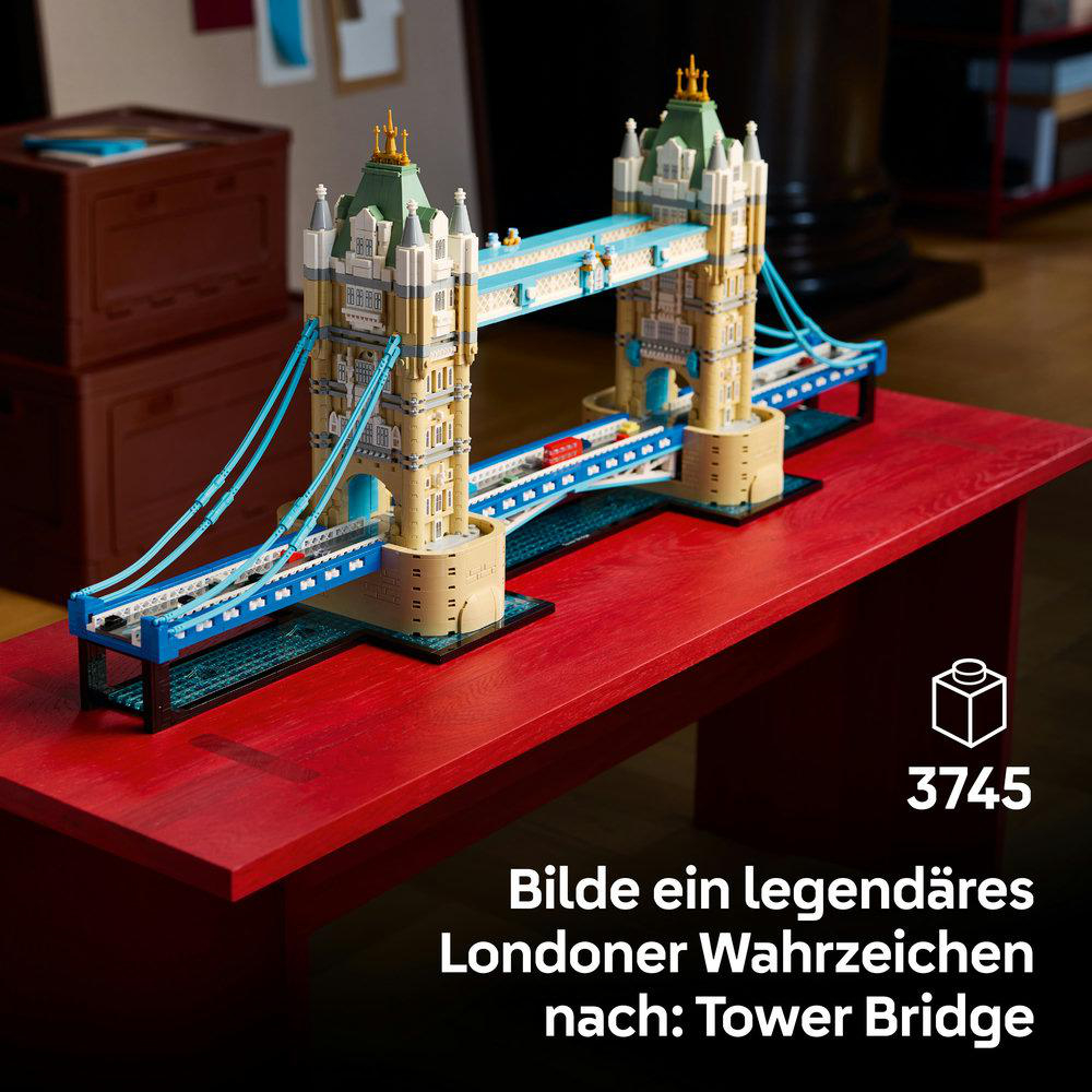 Lego-Modell der Tower Bridge auf einem roten Tisch mit 3745 Teilen.
