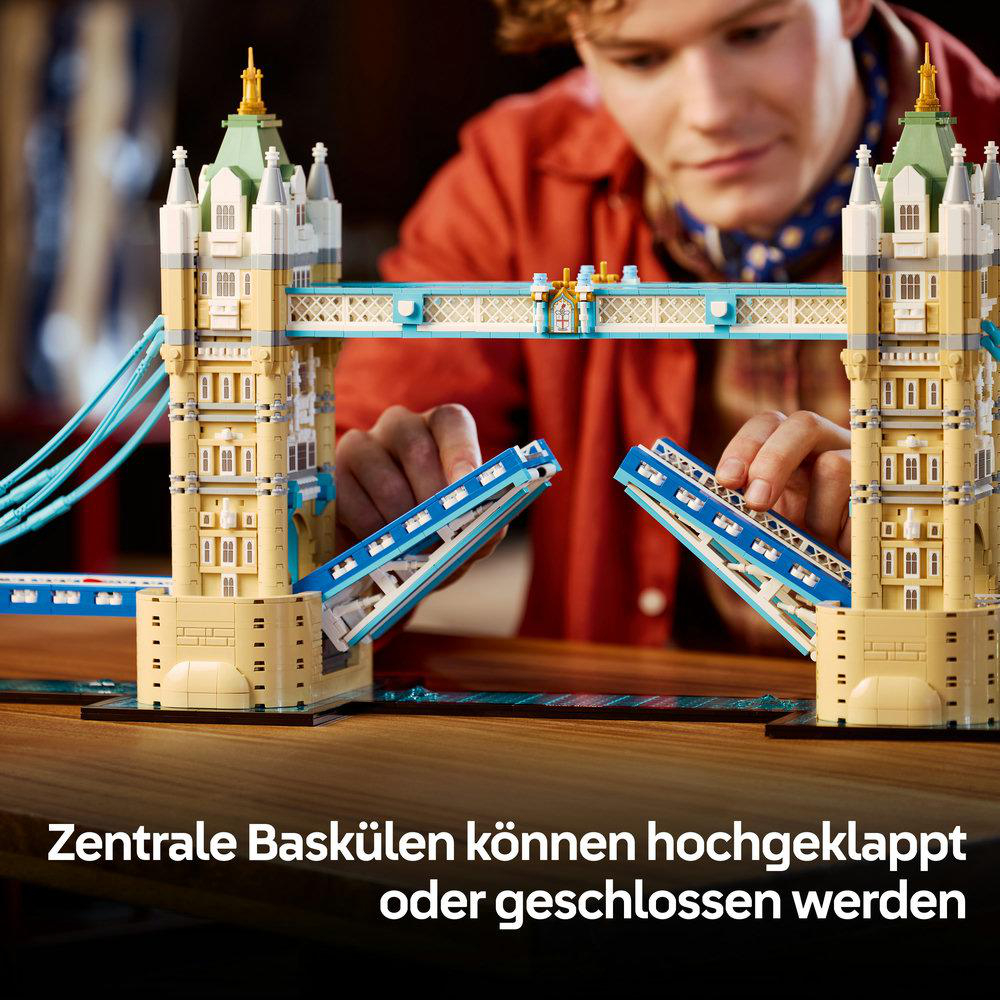 Ein Mann baut eine Lego-Nachbildung der Tower Bridge, deren
Zentralklappen hochgeklappt sind.