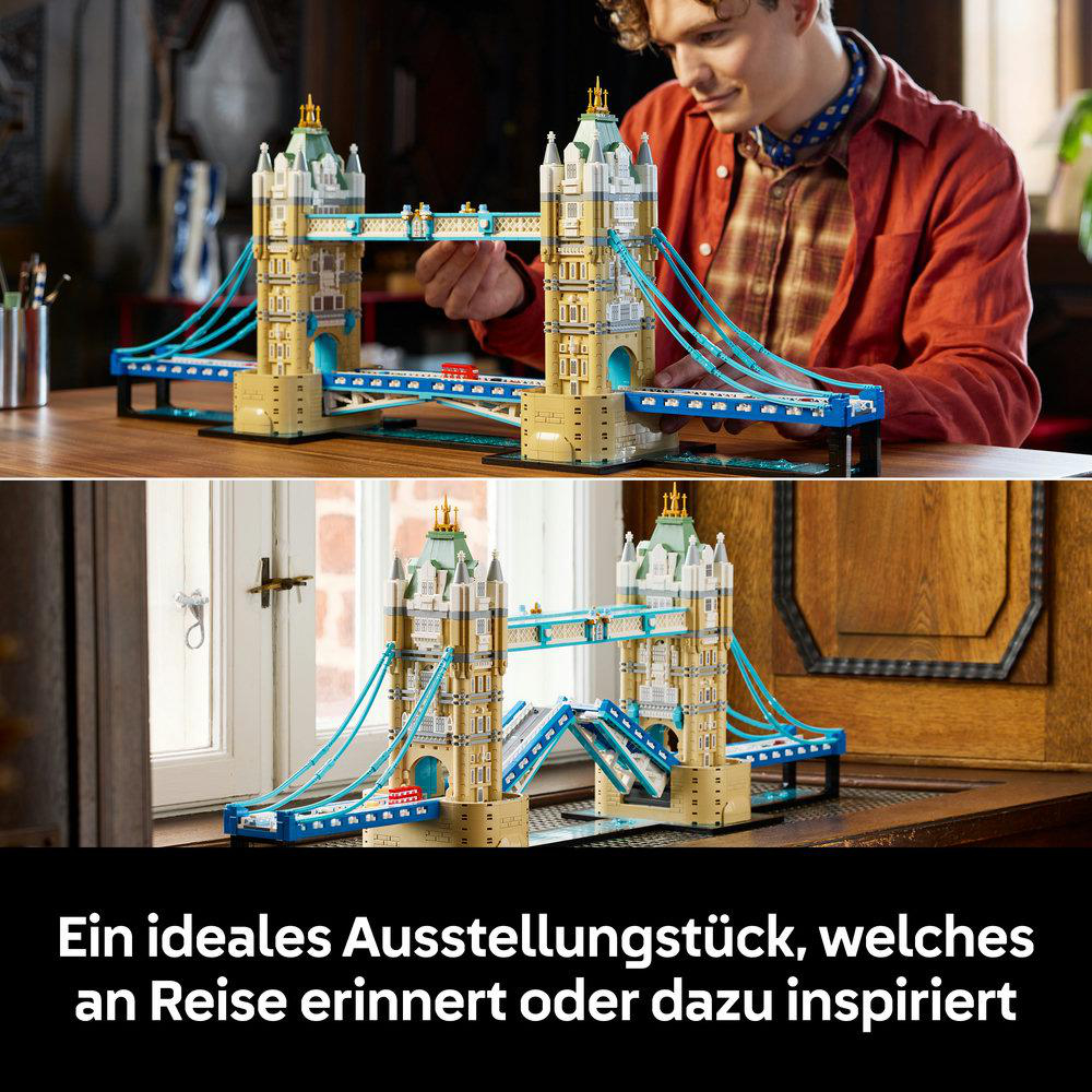 Ein Mann baut ein LEGO Tower Bridge Modell. Das Modell ist detailliert mit Türmen und Klappbrücken.