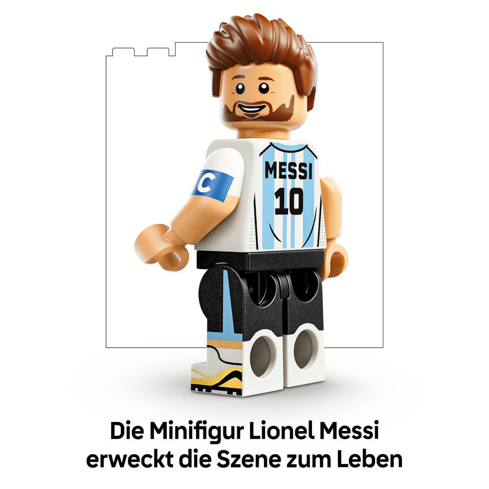 Ein Lego-Minifigur von Lionel Messi in seinem Fußballtrikot steht im Vordergrund.
