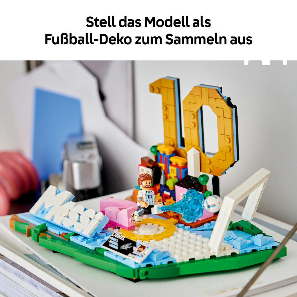 Lego-Modell mit Fußballspieler, Nummer 10 und "Messi"-Schriftzug.