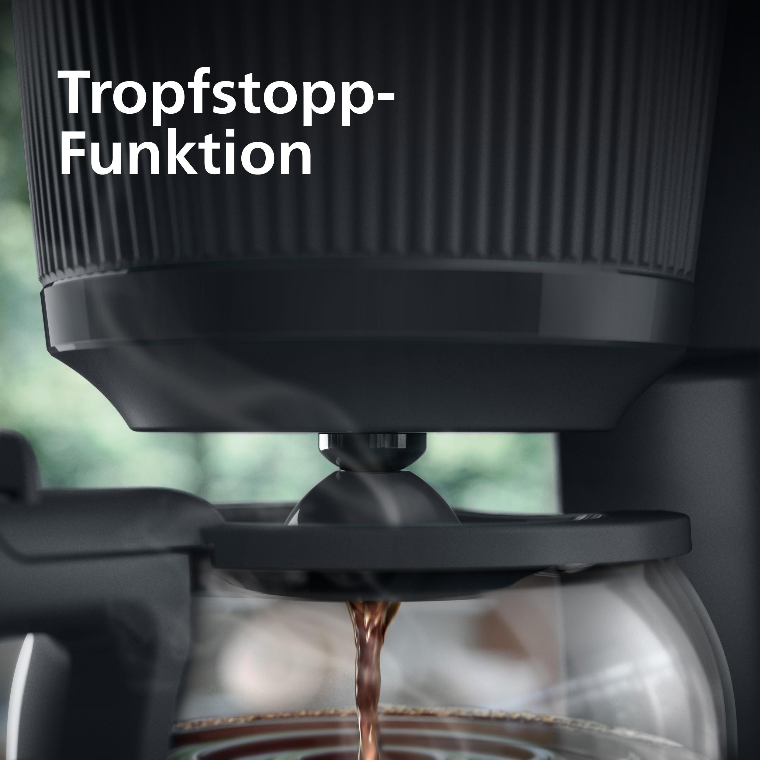 Tropf-Stopp-Funktion einer Kaffeemaschine: Kaffee tropft in eine Glaskanne.