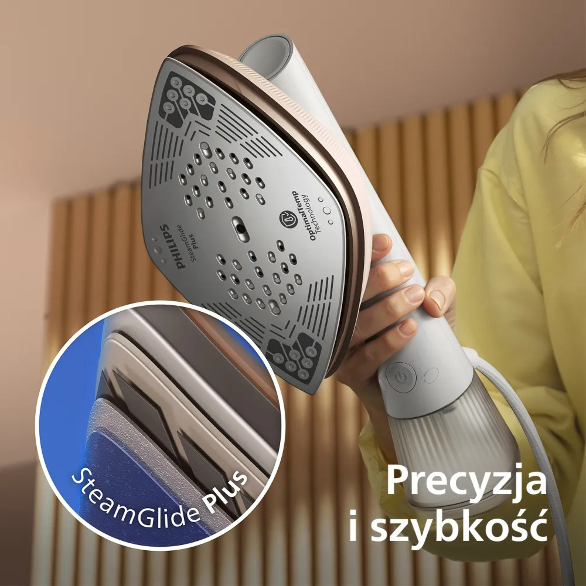 Osoba trzymająca żelazko z technologią OptimalTemp. Zbliżenie.