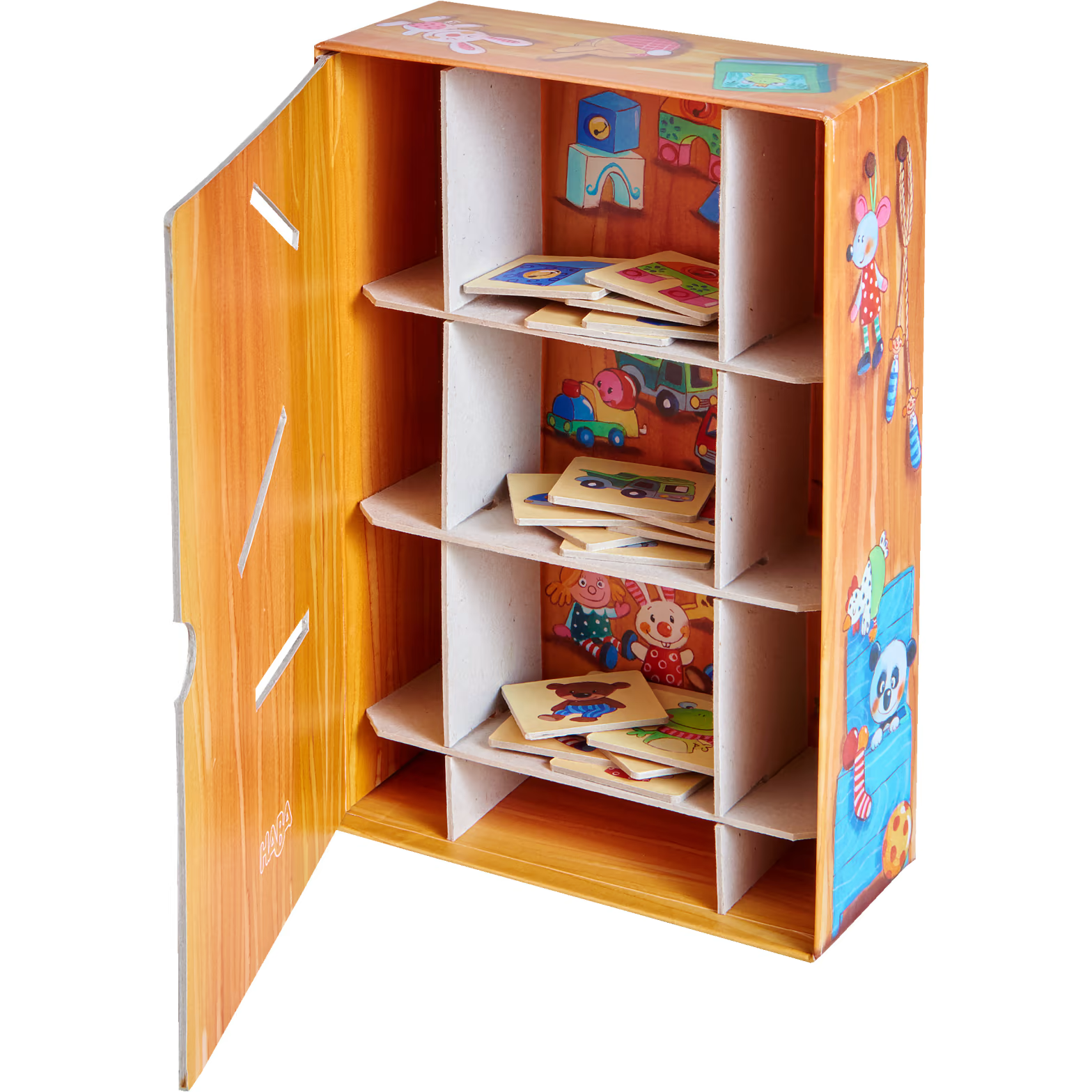 Fából készült játéktároló polc nyitott rekeszekkel, tele kirakó darabokkal.
