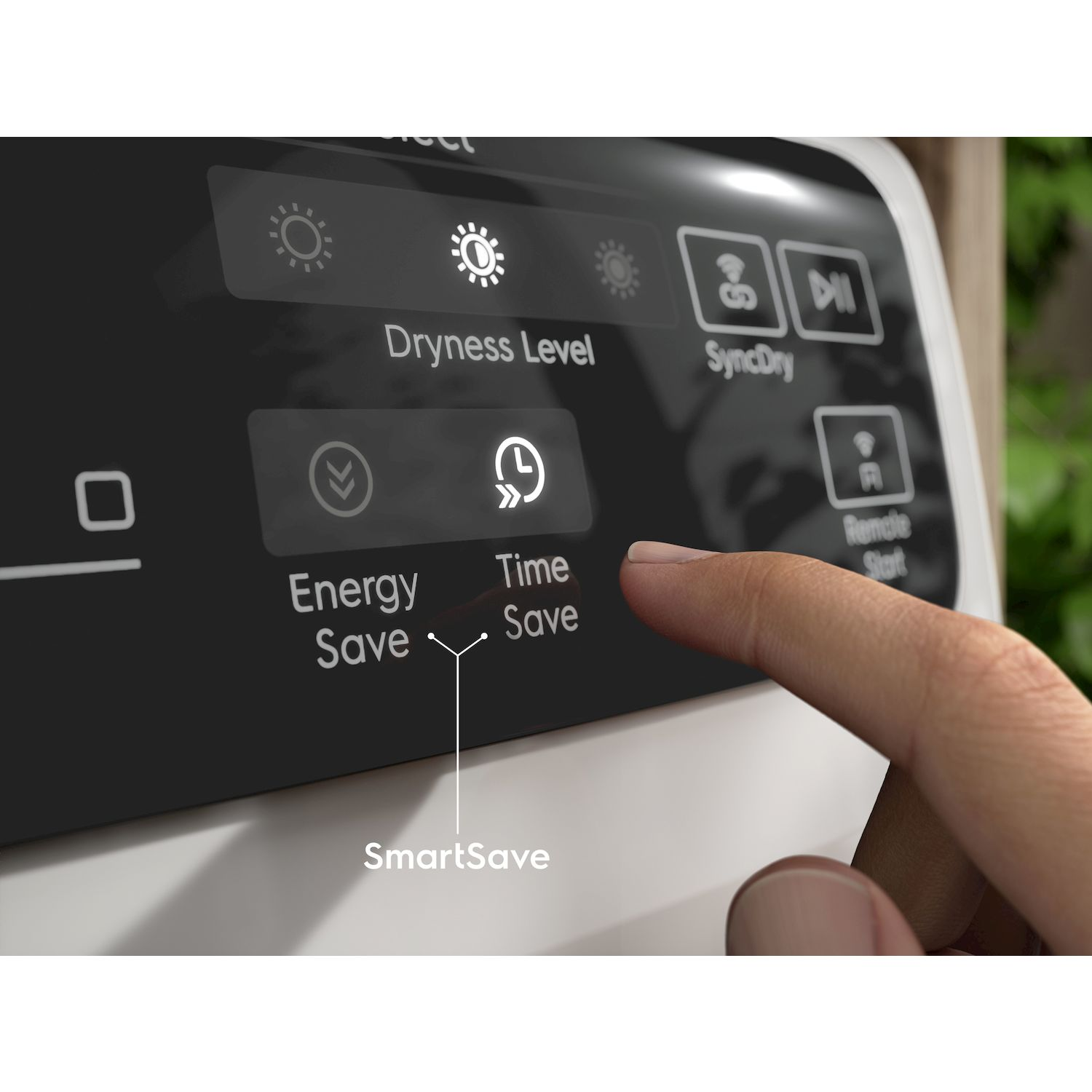 Un dito preme il pulsante SmartSave su un pannello di controllo con icone.