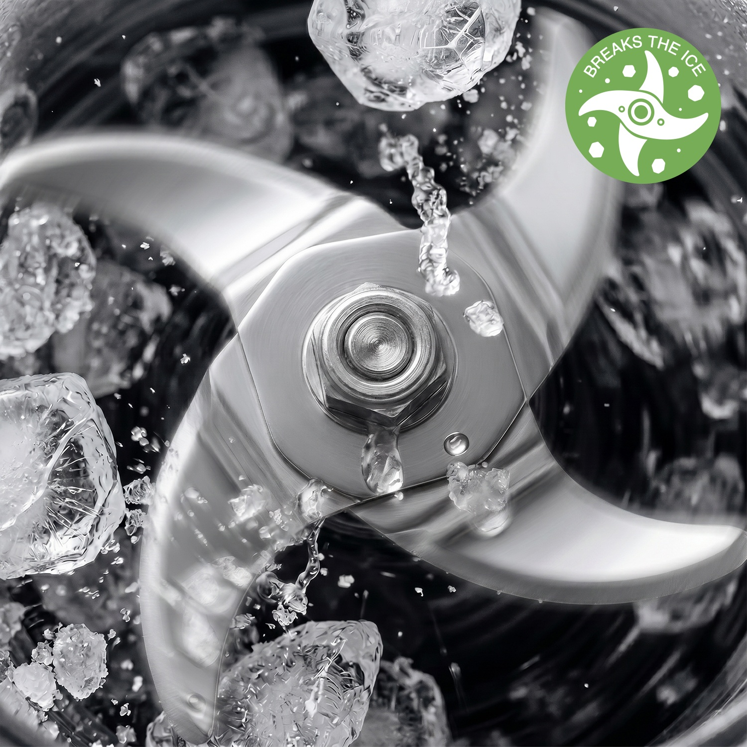 Un frullatore trita pezzi di ghiaccio con acqua. Un cerchio verde con logo bianco in alto a destra.