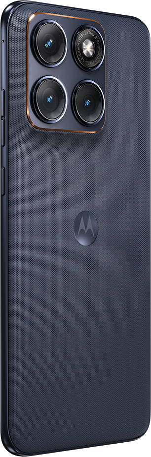 Sötétkék okostelefon négy kamerával, Motorola logóval, texturált hátlappal.