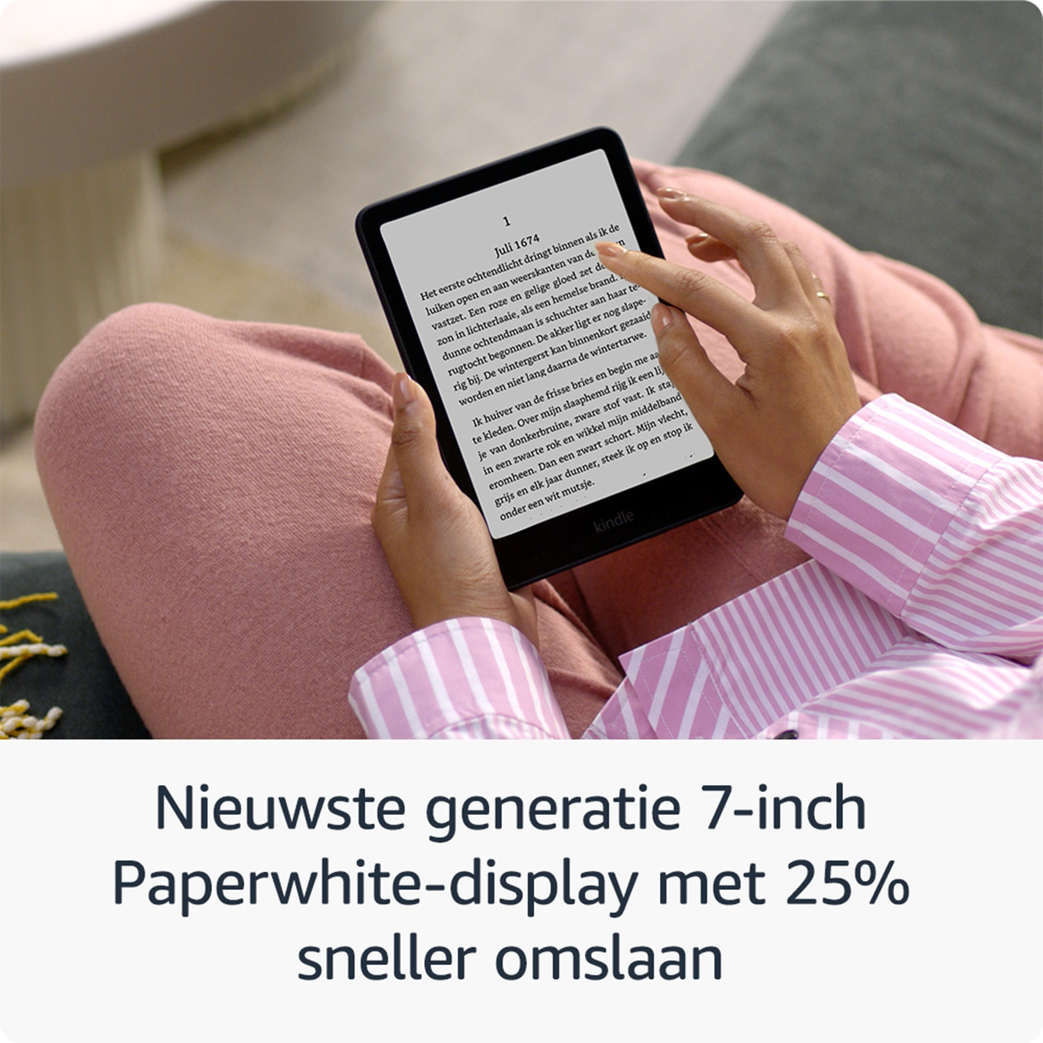 Une main tient une liseuse Kindle Paperwhite avec du texte. Une personne porte une chemise à rayures.