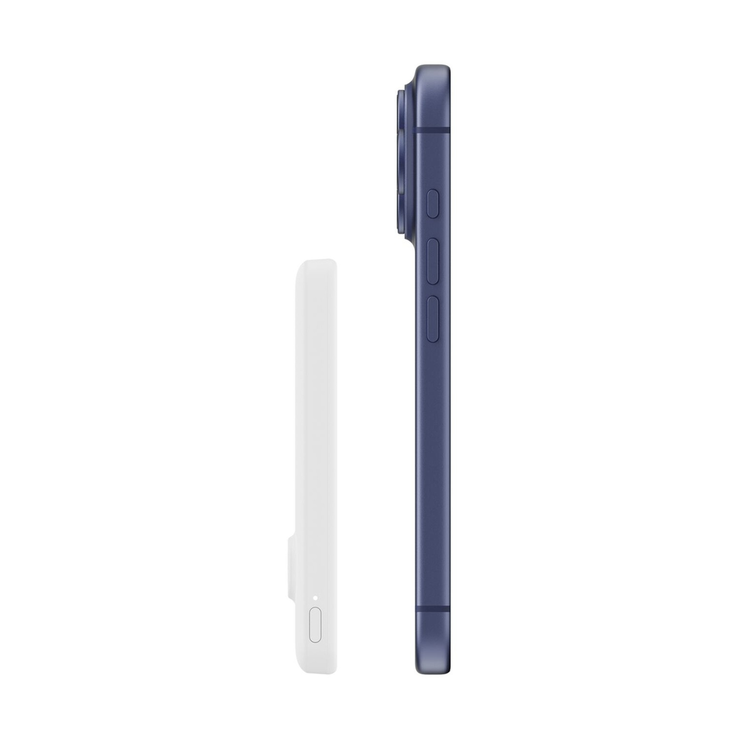 Uno smartphone blu accanto a un power bank bianco su sfondo bianco.
