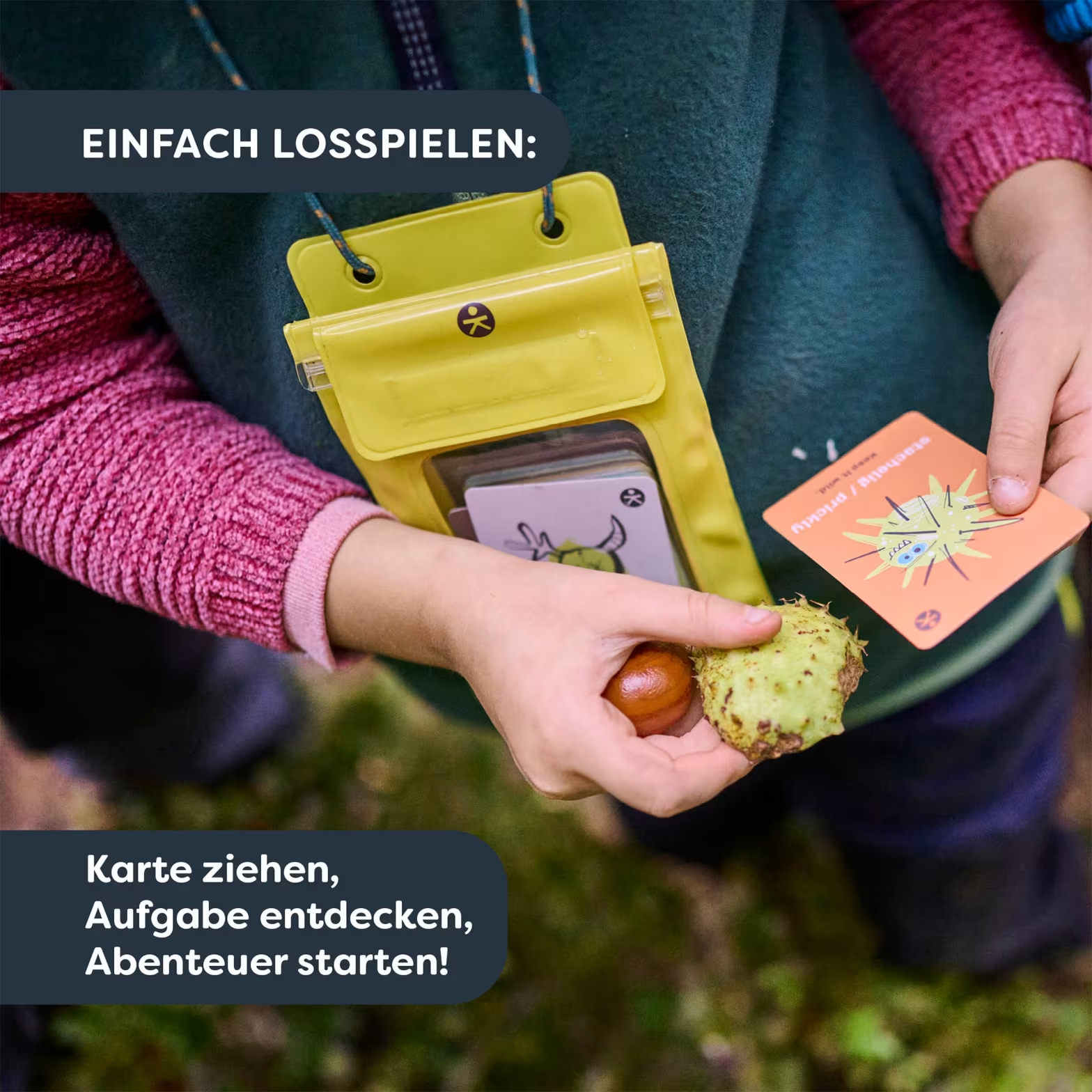 Gyermek gesztenyét és játékkártyákat tart. Sárga táska a nyakában. Szöveg: Könnyű játszani!