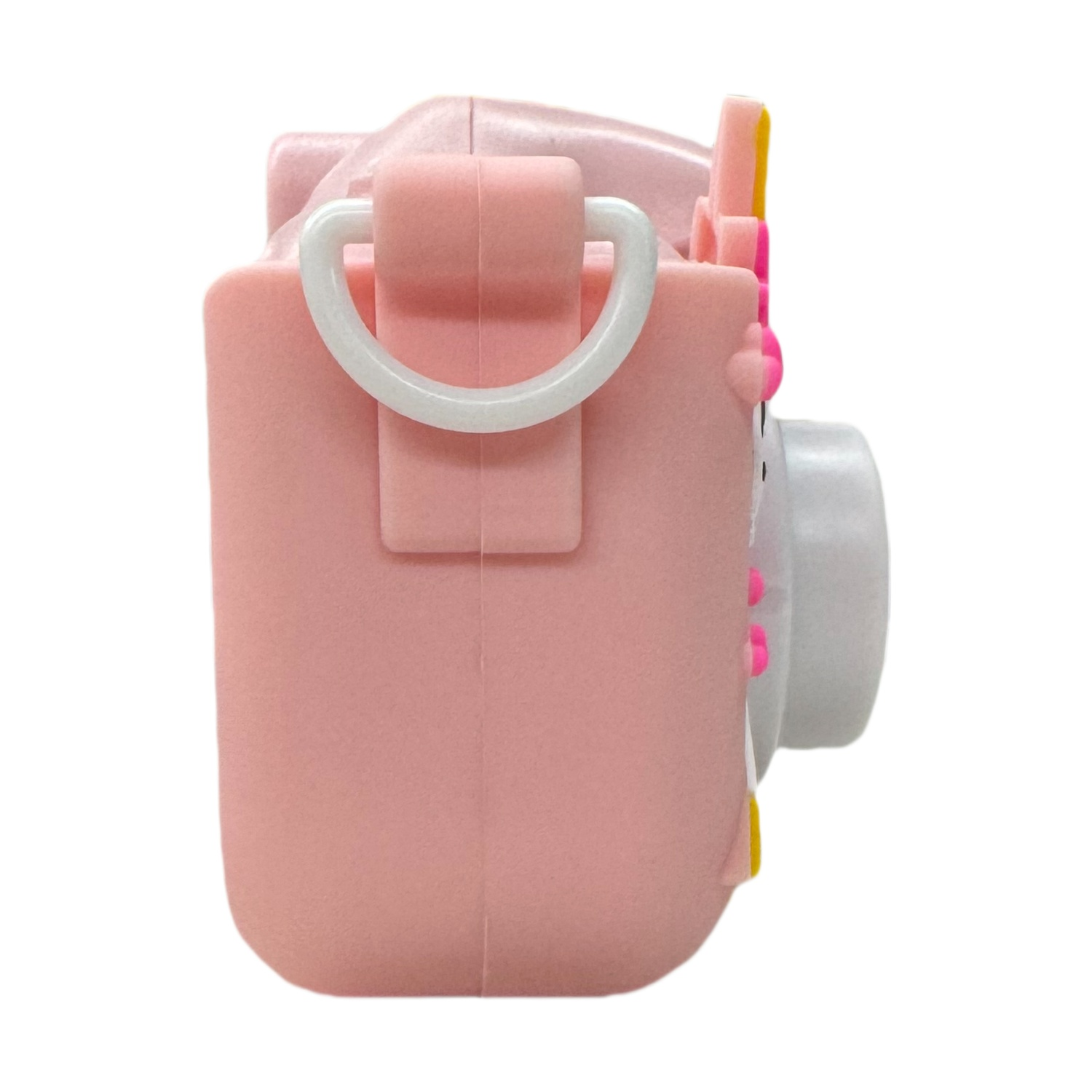 Una macchina fotografica giocattolo rosa con accenti bianchi e gialli, su sfondo bianco.