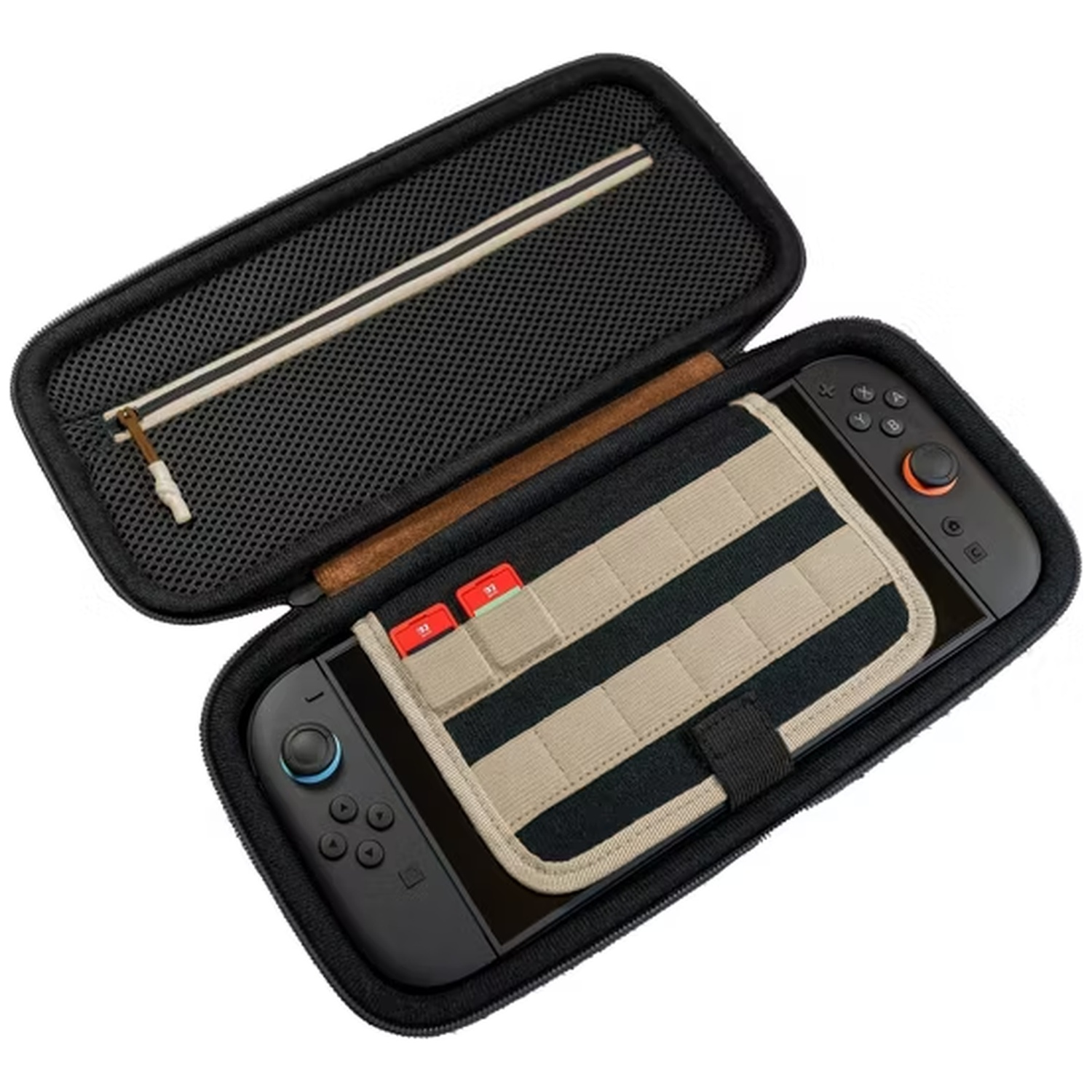 Une housse noire pour Nintendo Switch avec un appareil de jeu et deux cartes mémoire.