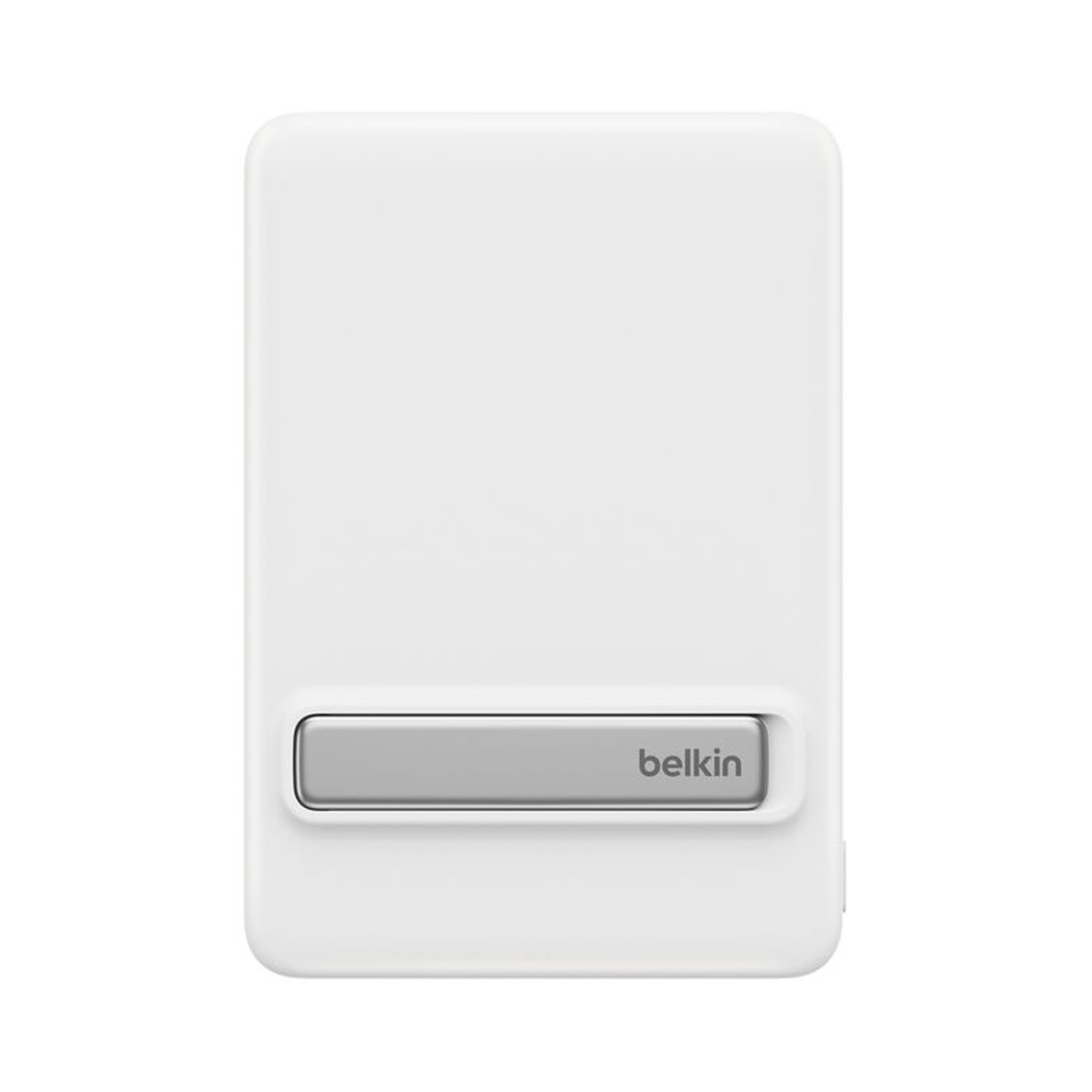 Un caricabatterie rettangolare bianco con logo Belkin grigio nella parte inferiore.