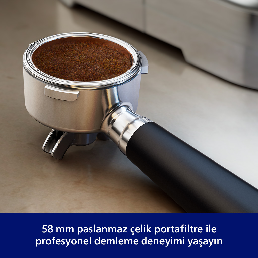 Parlak portafiltre, espresso için öğütülmüş kahve dolu.