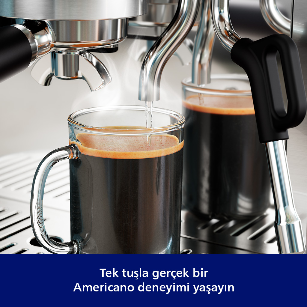 Sıcak su, espresso makinesinden bir fincan koyu kahveye akıyor.