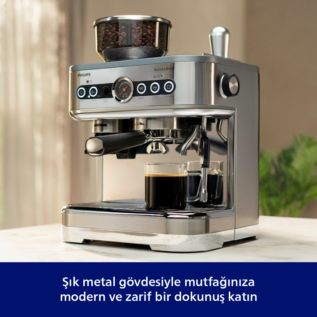 Kahve çekirdeği haznesine ve iki espresso bardağına sahip gümüş espresso makinesi.