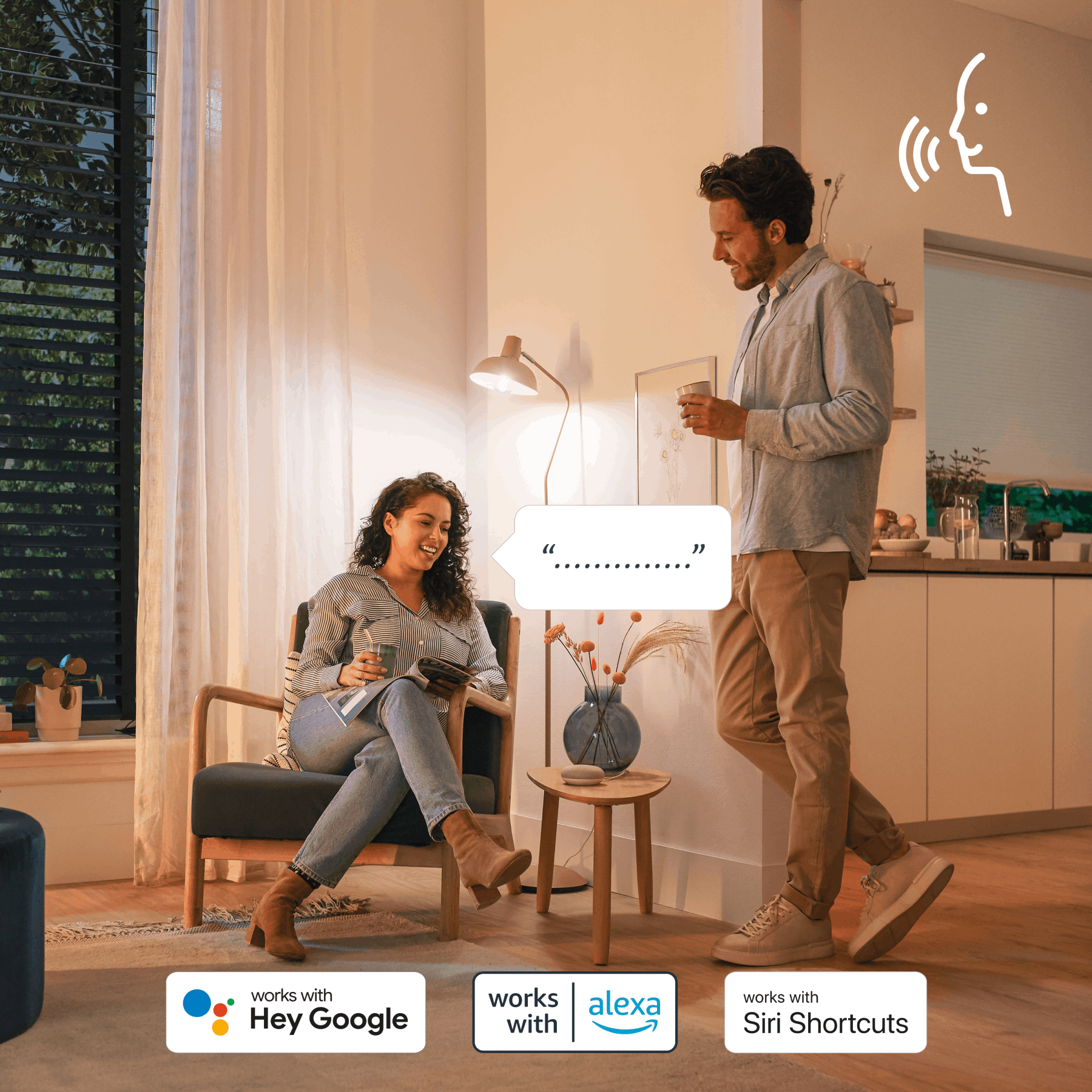 Hombre y mujer en una sala de estar compatible con asistentes de voz.