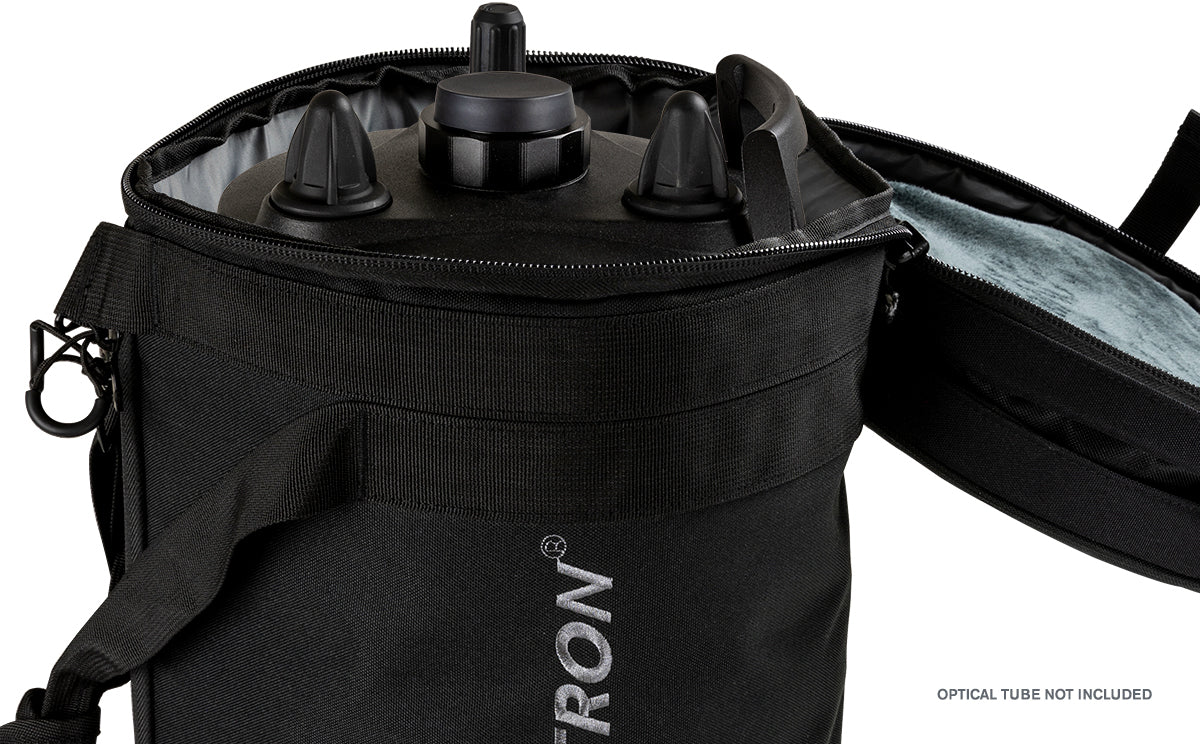 Schwarze Tasche mit offenem Reißverschluss, die ein Objektivrohr aufnimmt.