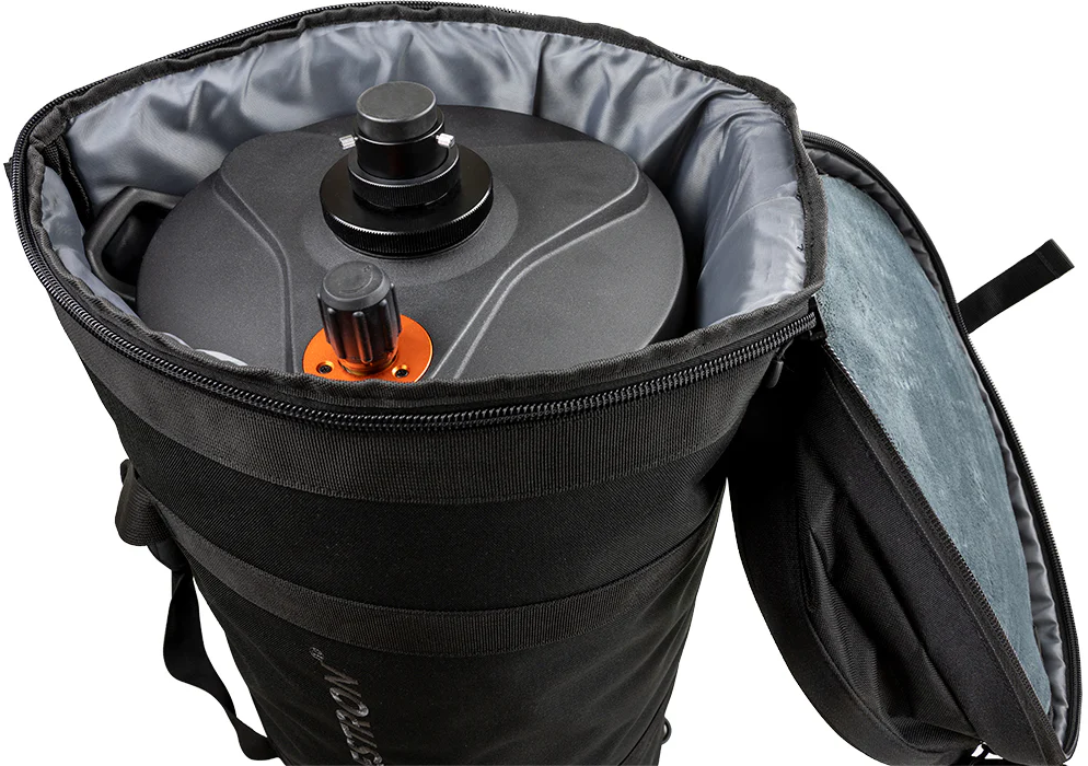 Schwarze Tasche mit einem Teil eines schwarzen Teleskopkopfs mit orangefarbenen Knöpfen.