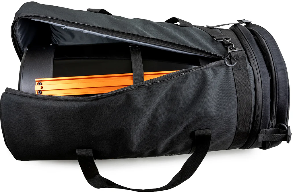 Schwarze Tasche mit offenem Reißverschluss, die ein orangefarbenes Teil zeigt.