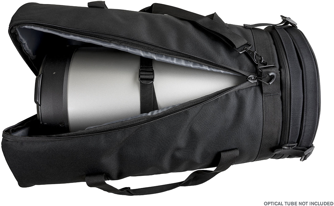 Schwarze Tasche mit offenem Reißverschluss, silbernes Objektivrohr sichtbar.