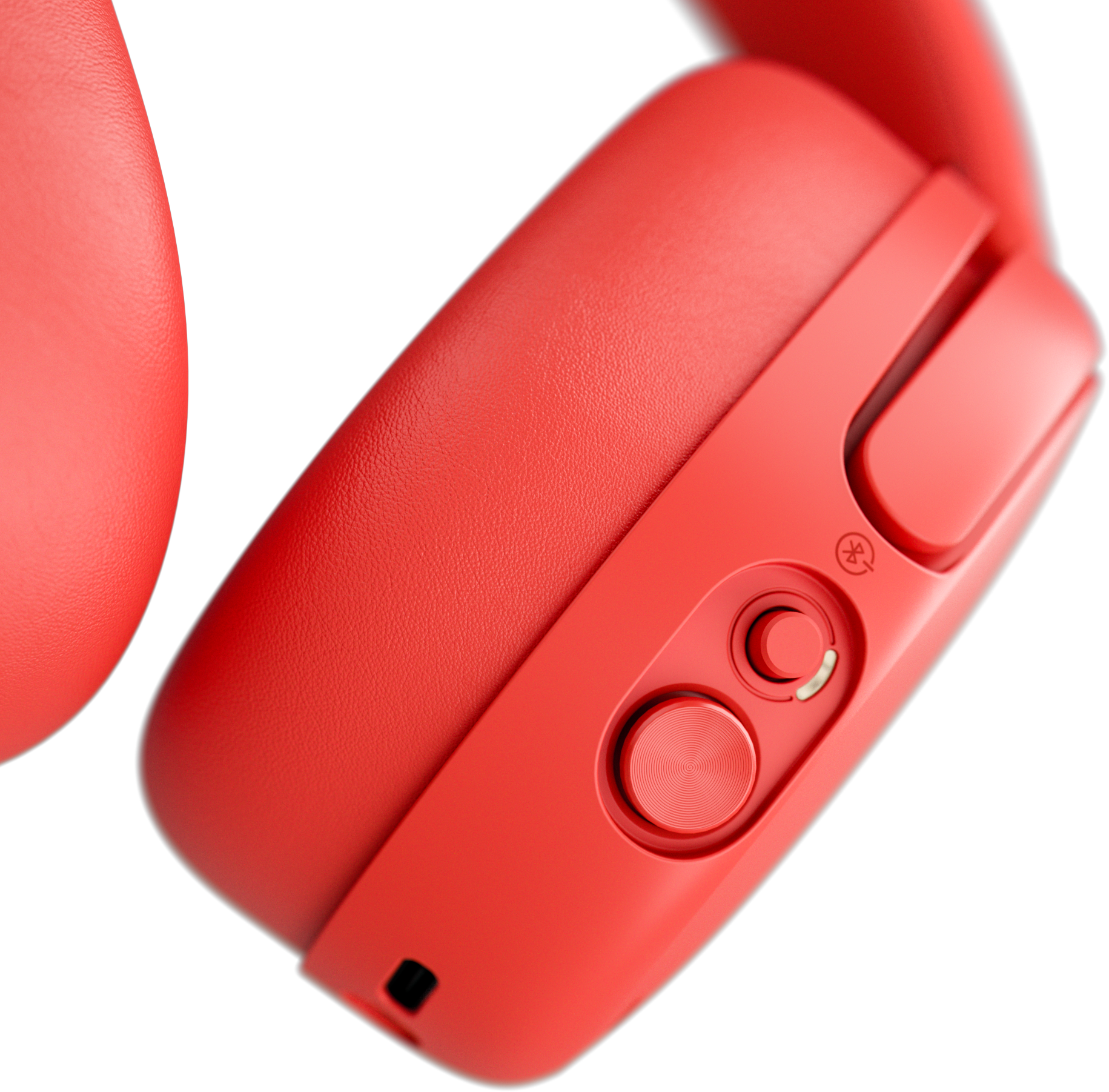 Rote Kopfhörer mit Bedienknöpfen und Bluetooth-Symbol auf schwarzem Hintergrund.