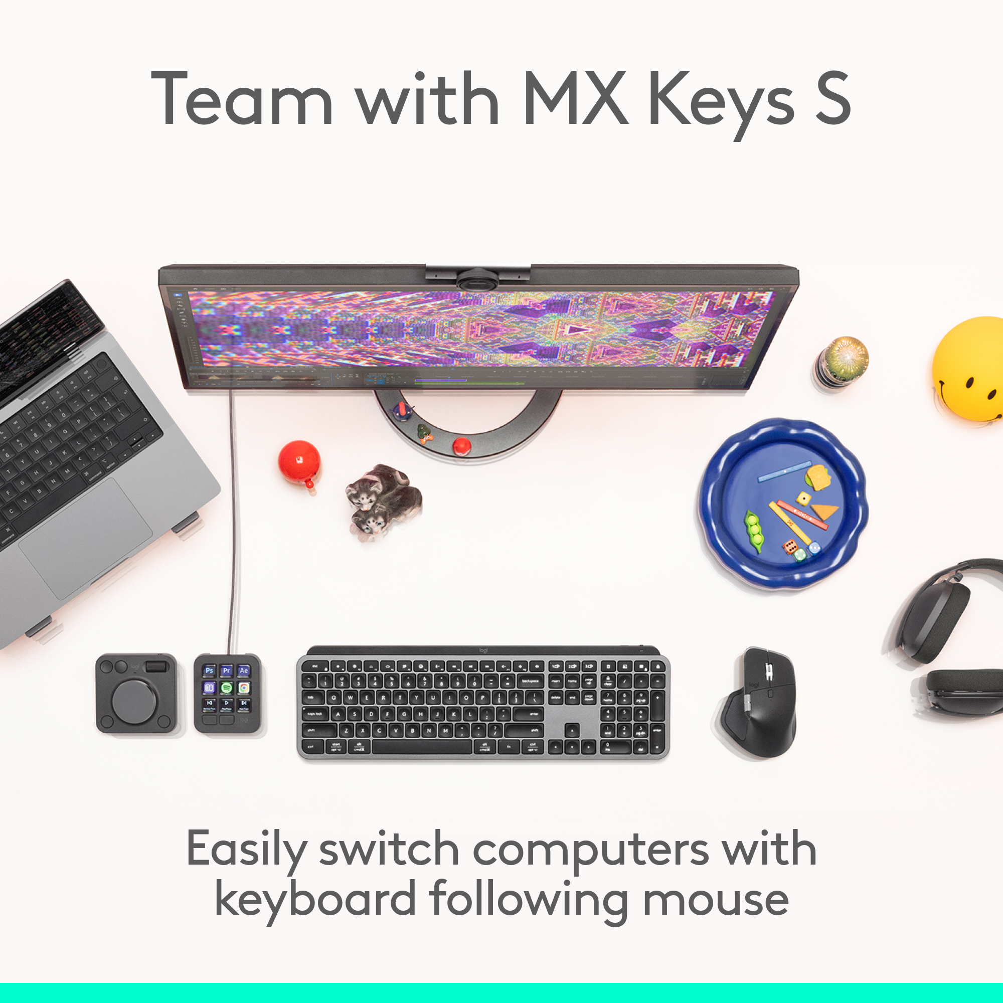 Un bureau avec un ordinateur portable, un moniteur, un clavier, une souris, des écouteurs et des décorations.
