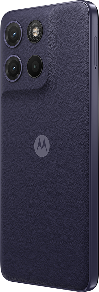 Sötétkék okostelefon három kamerával és Motorola logóval.