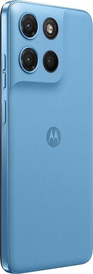 Egy kék okostelefon három kamerával és Motorola logóval a hátoldalon.