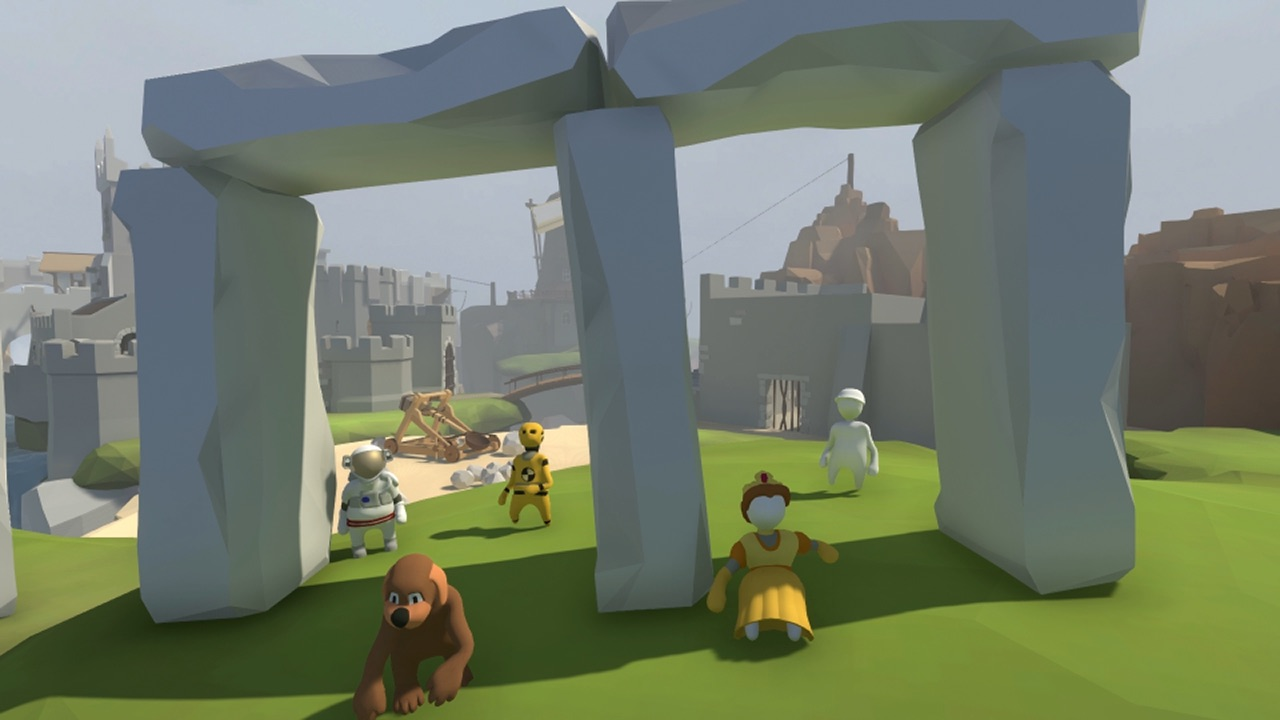 Figuras disfrazadas bajo un arco de piedra con castillos al fondo.