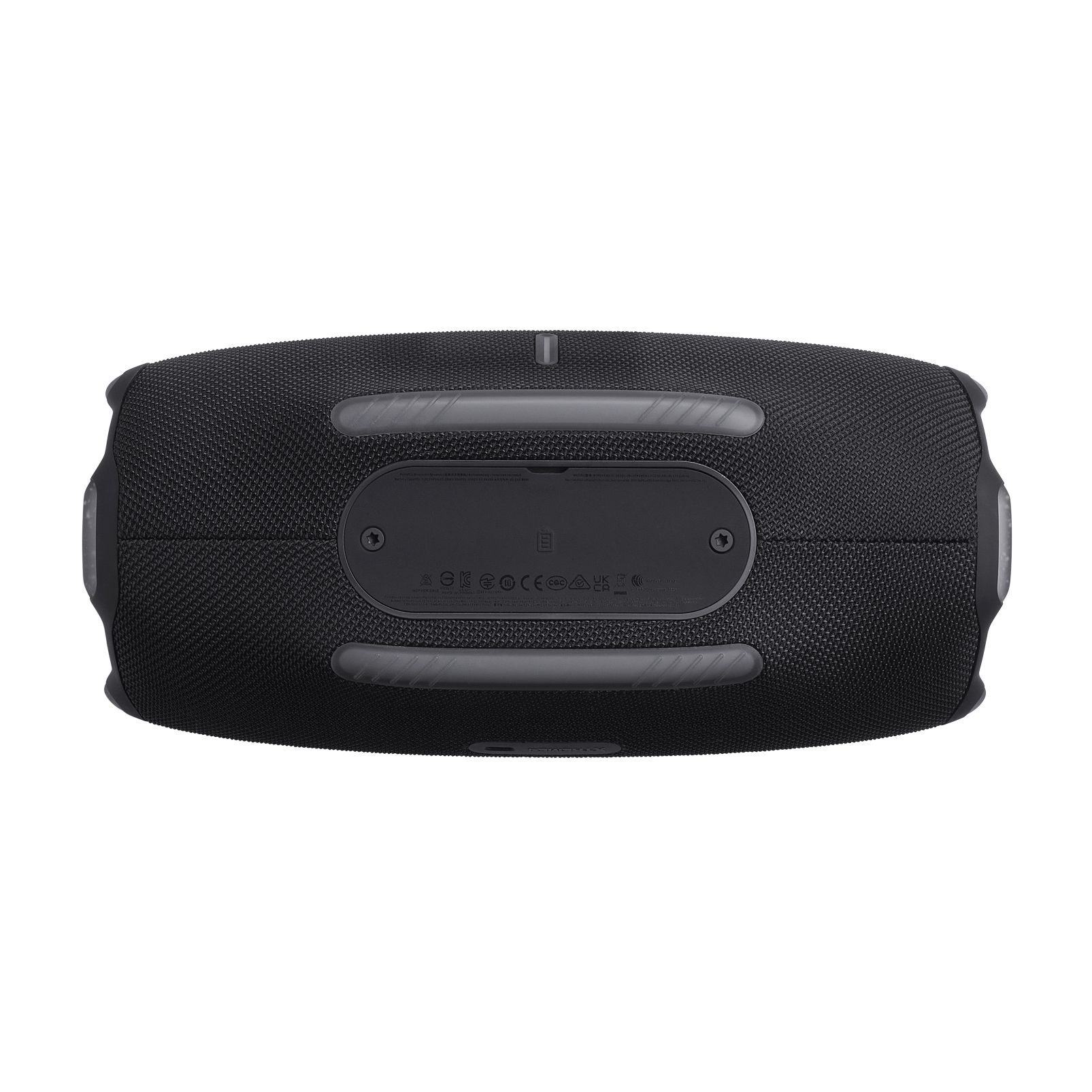 Dokulu kumaş ve lastik tutamaklı siyah Bluetooth hoparlör. Ortada etiket.