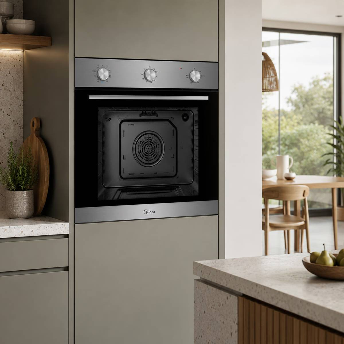 Horno empotrado con mandos y puerta abierta, en cocina moderna con zona comedor.